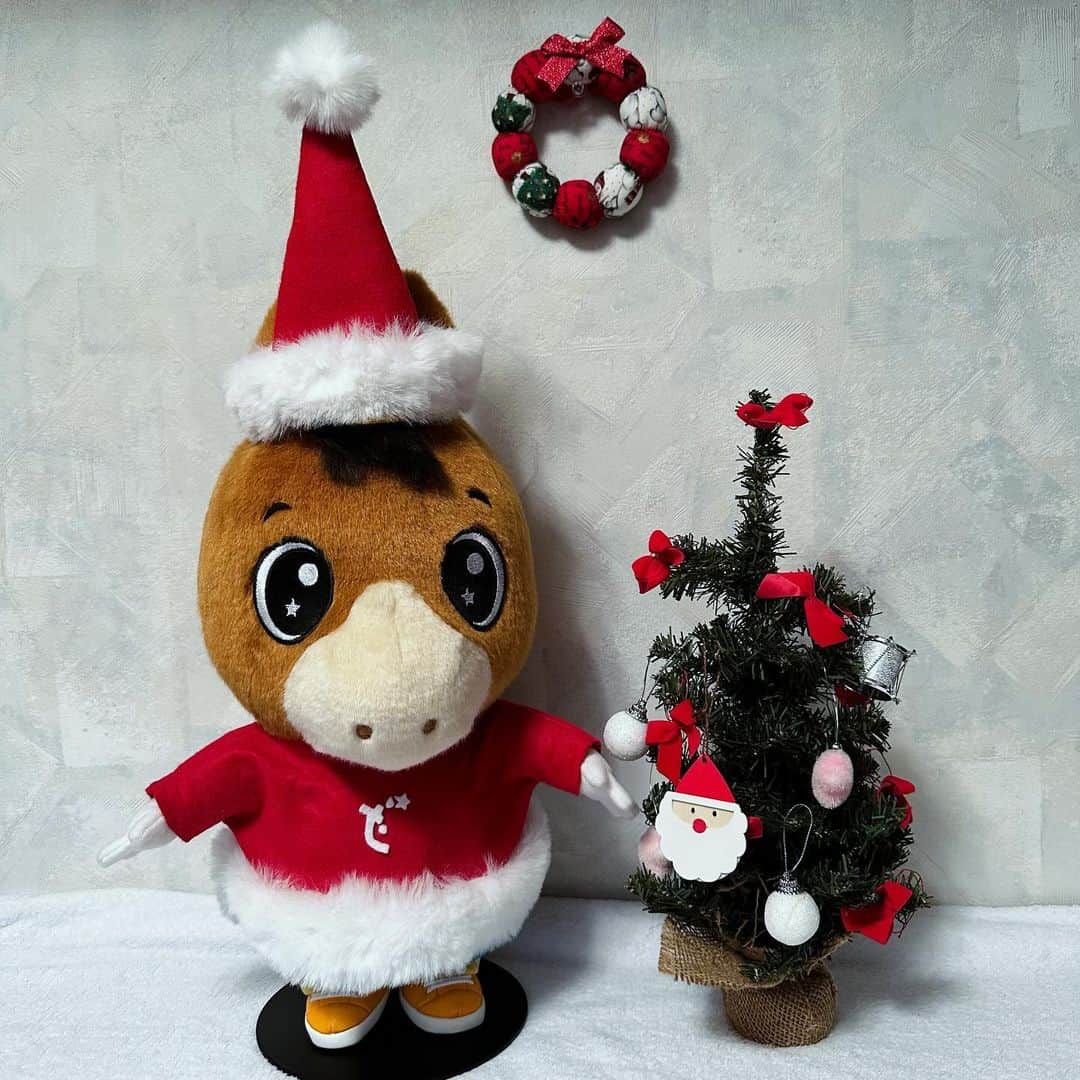 札幌テレビ放送のインスタグラム：「あわてんぼうの〜 さんたくろ〜す♪🎅 ぼくもあわてんぼうのさんたさん🐴🐾パカパカ どかわいいでしょ〜？  もうすぐくりすますだね🌲✨ ことしはさんたさんになにを おねがいしようかなあ💫？ はやくおてがみかかなくっちゃ📝 みんなはもうきめた？  #どさんこくんインスタ #どさんこくん #stv #札幌テレビ放送 #クリスマス #クリスマスツリー #サンタ #北海道 #Hokkaido #どかわいい」