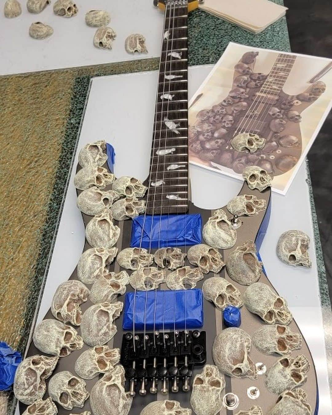 DJアシュバさんのインスタグラム写真 - (DJアシュバInstagram)「The making of the Skellington guitar made by @ashbastudios exclusively for the Bella Ciao music video!」12月18日 17時26分 - ashba