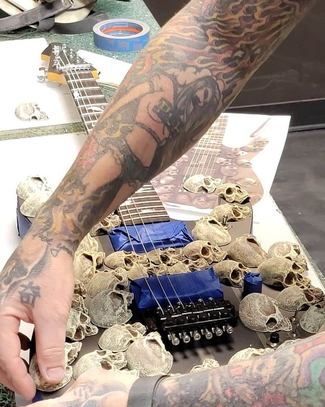 DJアシュバさんのインスタグラム写真 - (DJアシュバInstagram)「The making of the Skellington guitar made by @ashbastudios exclusively for the Bella Ciao music video!」12月18日 17時26分 - ashba