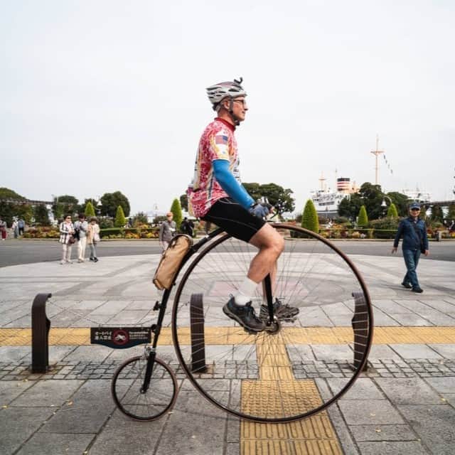The Japan Timesのインスタグラム：「Cycling 1,500 kilometers from Nagasaki all the way to Yokohama is a feat in itself — now imagine making the journey perched atop an old-fashioned “high-wheel” bike, with a huge front wheel nearly 1.5 meters above a tiny back one.  Vintage bicycle enthusiast and property manager Eric Knight shipped his high-wheeler — a replica of one with a 54-inch front wheel originally made by the Victor company — from his home in Berwyn, Pennsylvania, to Japan for the trip.  Knight and friend Mark Kennedy were inspired by pioneering cyclist Thomas Stevens (1854-1935), who traveled the same route through Japan in 1886 on a high-wheeler. Stevens’ stint here was the final leg of a journey circumnavigating the world that originally began in San Francisco, making him the first person to accomplish this feat on a bicycle. Read more about their 32-day journey with the link in our bio.  📸: Johan Brooks  #japan #cycling #cyclinglife #bicycle #bicycles #traveljapan #japantimes #日本 #自転車 #旅行 #ジャパンタイムズ #🚴」