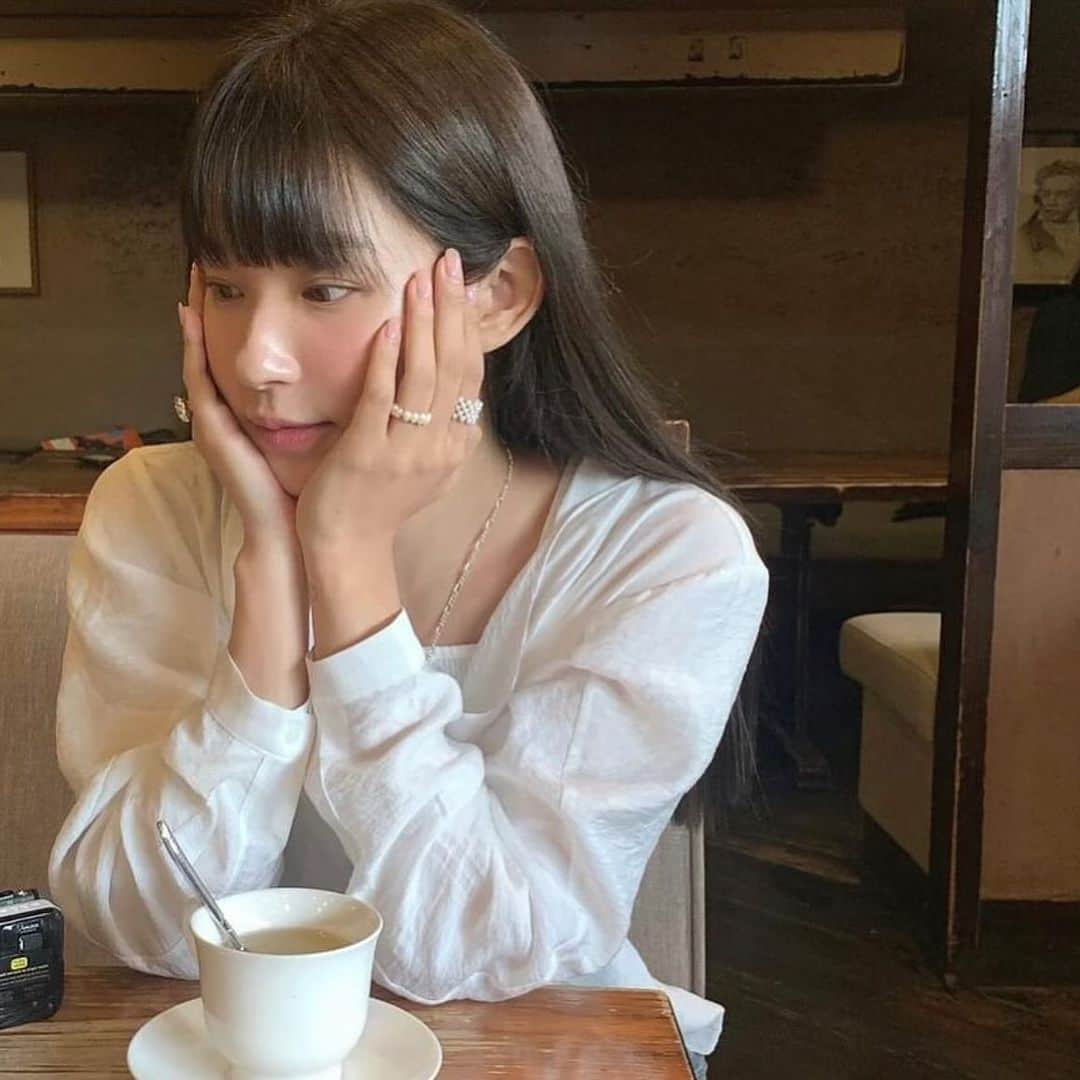 古賀美紀のインスタグラム：「【schedule】 12月の相談可は全て埋まりました🙇  1/5から出勤してます♡  　  ✨オススメメニュー✨ "人気No.1" ✔️プレミアムケアカラー　¥11400~ 毛髪強化剤♡髪の毛を補強し切れ毛・枝毛を98.6%防ぎます！ →髪の毛に凄く良いので、髪の毛を綺麗に持続させたい方オススメです！  "前処理剤オプションメニュー" 毛髪は、約80%のタンパク質（PPT）と 約5%の脂質（CMC）約12%の水分で構成されています。  前処理剤のPPTとCMCを＋する事で カラーの仕上がりとカラーの持続性をUPします♡！  ✔️CMC ¥1500 ブリーチ、ヘアカラーの薬剤を均一に浸透させる。 ダメージ補修と保湿をし髪表面をツヤやかに 指通りをよくする。 →髪の硬さ、パサつき、ゴワつきは cmcが失われてるのでオススメです♡！  ✔️PPT ¥1500 ダメージを補修し、ダメージで失った髪の タンパク質部分を補修し、弾力を与えてくれます。 ヘアカラーの再現性と持ちを高める。 →ダメージや色落ちが気になる方オススメ 【プレミアムケアカラーとの同時施術でさらに効果UP！】  ✔️CMC＋PPT ¥3000 更にクオリティを高めたい方オススメです♡  ※前処理を希望の方は、予約時にどの前処理をしたいか LINEしてください♡  ※バングカット、バングカット顔まわり単品メニューは DMからのご予約になります✂︎  ※希望のお日にち時間帯、フルネーム、お電話番号記入📝」