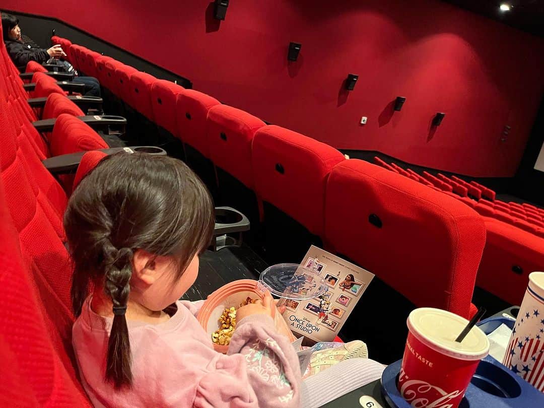 高橋健太郎のインスタグラム：「娘初映画館🥹 子供の初〇〇にこれまで立ち会う事が出来ていなかったのですが、今日初めて2人映画を観れて物凄く幸せな時間でした☺️✨ #ウィッシュ  #disney」