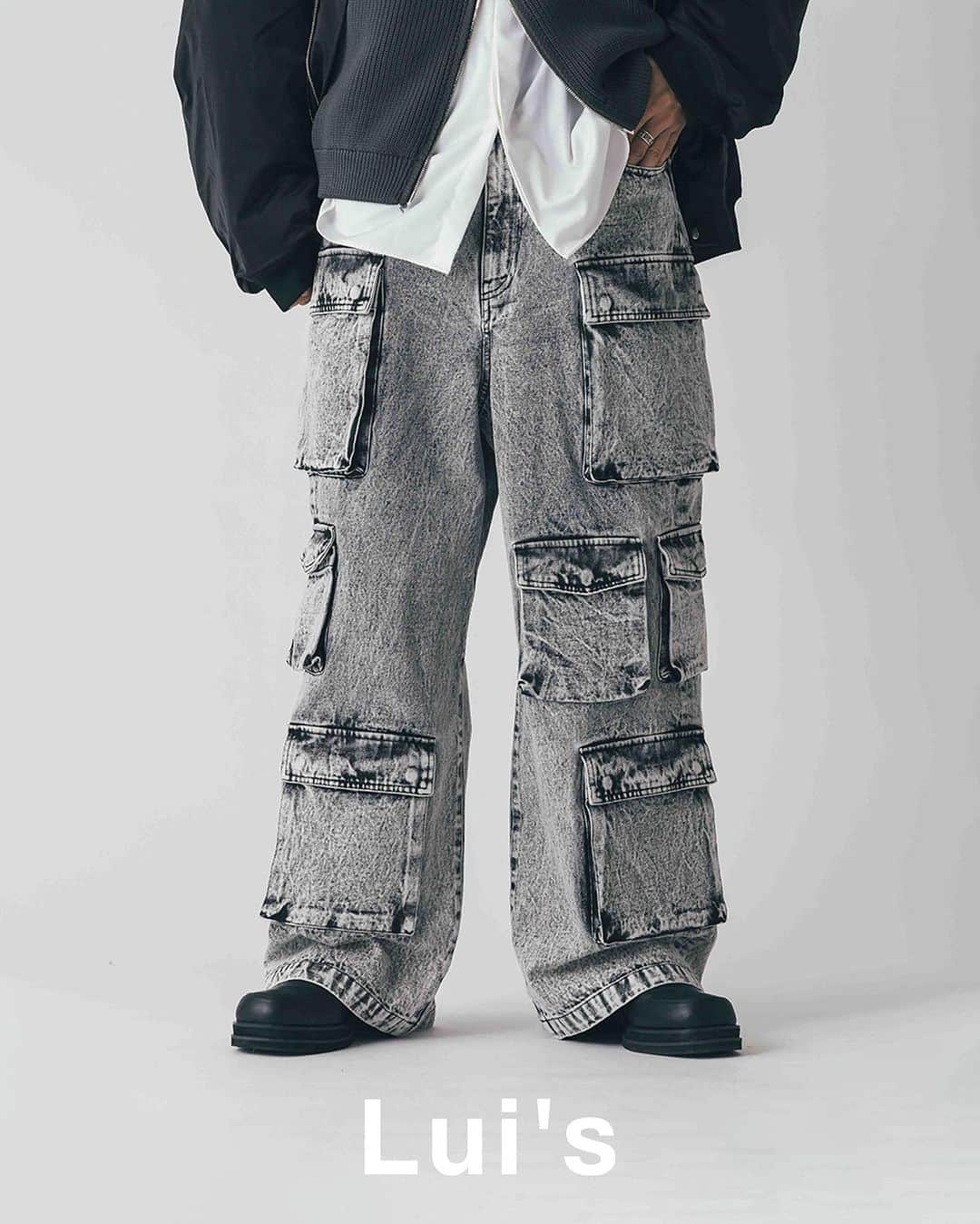 Lui's Lui's official instagramのインスタグラム：「□ Multi-pocket denim cargo pants  24SS の速くも人気商品をご紹介。  * マルチポケット デニムカーゴパンツ / ¥25,300 color：grey , black  【 POINT 】 ワイドデニムをベースに、カーゴポケットを配置したデニムパンツ。左右でポケットの数を変え、ユニークなデザインに。カーゴパンツをデニムパンツで表現した、ミリタリーとカジュアルが融合したアイテムです。  【 STYLING 】 今季は、ジャストサイズのトップスにカーゴパンツを組み合わせた、パンツのデザインが引き立つスタイルがオススメです。 また、今季はパーカーにフライトジャケットを組み合わせた、カジュアルなスタイルもオススメ。  【 推奨サイズ 】 Sサイズ（30） 身長：～１７４ｃｍ Ｍサイズ（32） 身長：１７５ｃｍ～ Lサイズ（34）身長：１７９ｃｍ～  #メンズファッション #メンズコーデ #カーゴパンツ #カーゴパンツコーデ #ブラックコーデ #モード系ファッション #デニムコーデ #デニムパンツ #ミリタリー #ミリタリーコーデ   💬 Which color is your favorite?」