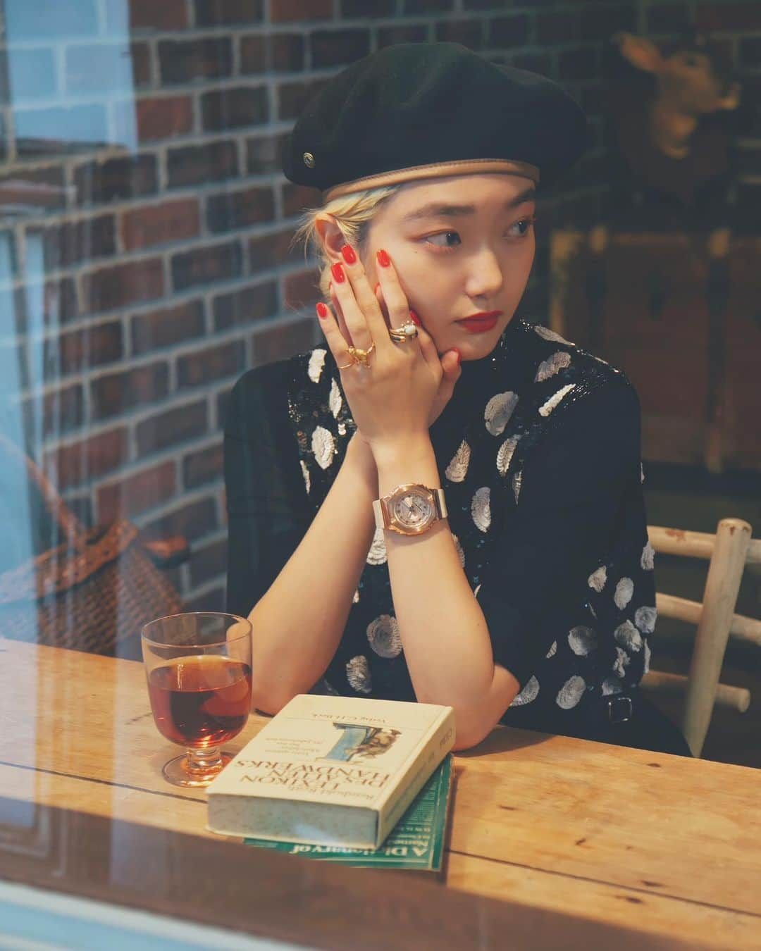 柳瀬未央さんのインスタグラム写真 - (柳瀬未央Instagram)「. G-SHOCK for holiday outfits 🎄  @gshockwomen_jp   LOOK1はサテンライクに煌めく『GM-S2100PG-4AJF』  ホリデーシーズンはやっぱりキラキラ✨ということで ASHISHの総スパンコールベストを合わせて惜しみなく。 ドレスアップしたスタイルにも上品にマッチするモデルです。  LOOK2は『GM-S110PG-4AJF』  カジュアルな装いには大ぶりアクセが欠かせない✨ 今回はコージーなケーブルニットにメタルフレームを合わせて華やかさを🤍 肌馴染みのいいピンクゴールドなのでラフに着けられてお気に入りです。  G-SHOCKのウォッチに合わせてホリデースタイリングを提案させていただきました！ 是非アクセサリー感覚で取り入れてみてね🧚🏻‍♂️  #PR #CASIO #GSHOCK #gshockwomen」12月18日 17時42分 - _0138n