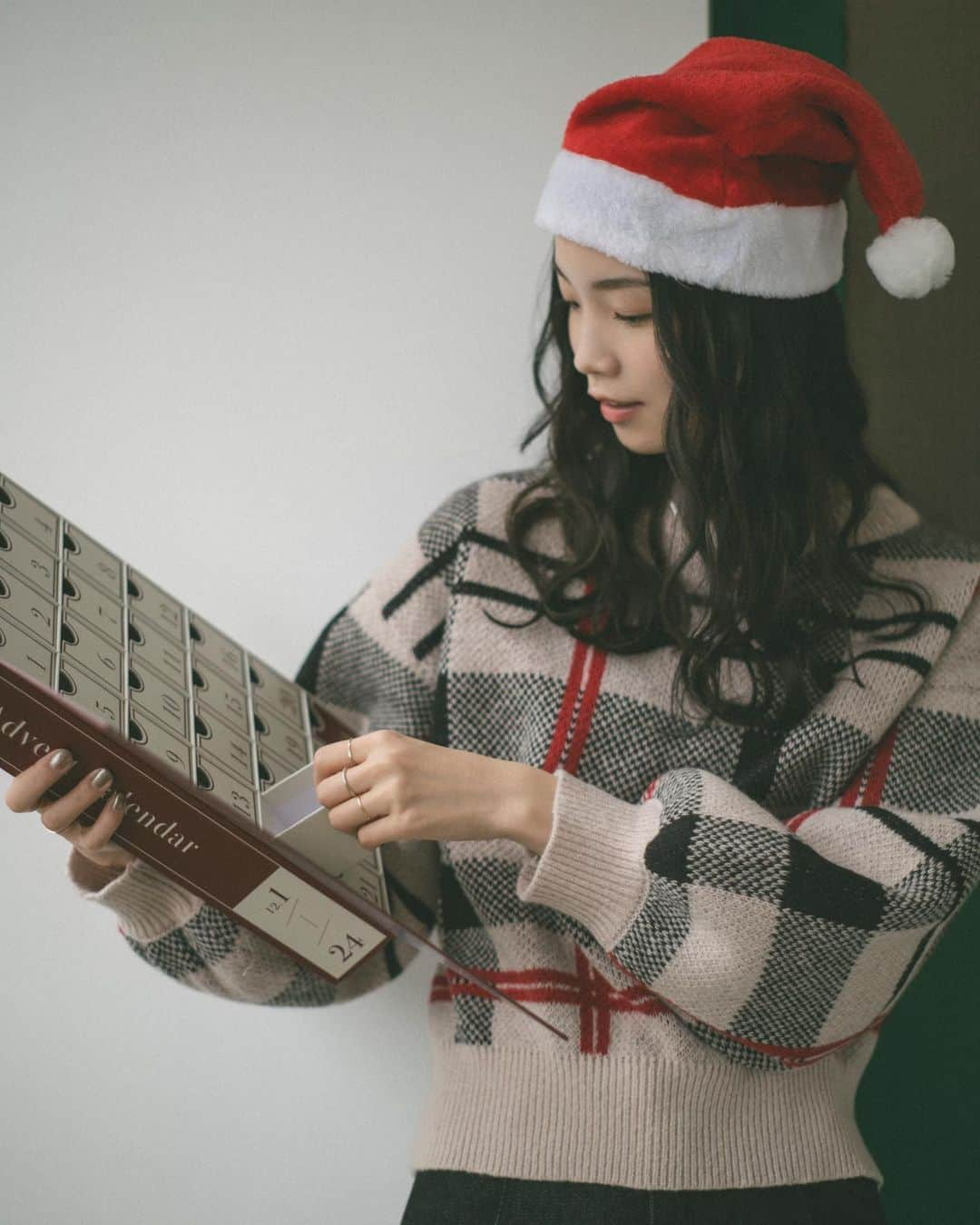 Vannie Officialさんのインスタグラム写真 - (Vannie OfficialInstagram)「HAPPY Merry Christmas 🎅🏻🎁🎄   plaid knit pullover black / beige / lightbeige ¥4,950(tax in)  ︎︎ out big pocket denim blue /black S / M / L ¥4,290(tax in)  ︎︎ #vannie_u #ヴァニーユー」12月18日 18時04分 - vannie__u