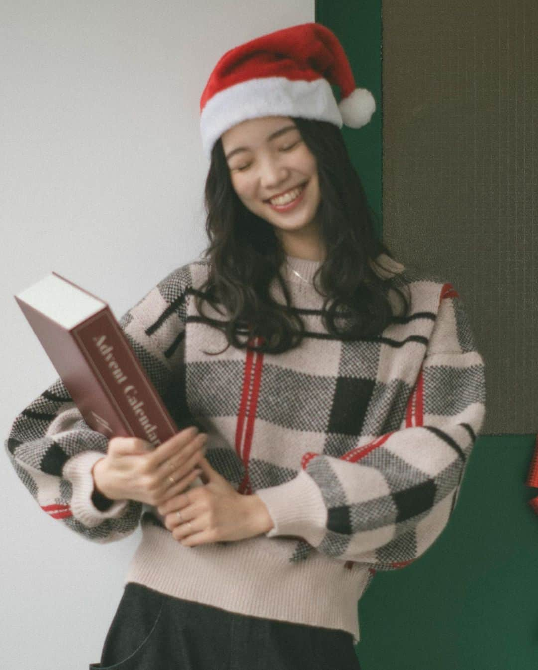 Vannie Officialさんのインスタグラム写真 - (Vannie OfficialInstagram)「HAPPY Merry Christmas 🎅🏻🎁🎄   plaid knit pullover black / beige / lightbeige ¥4,950(tax in)  ︎︎ out big pocket denim blue /black S / M / L ¥4,290(tax in)  ︎︎ #vannie_u #ヴァニーユー」12月18日 18時04分 - vannie__u