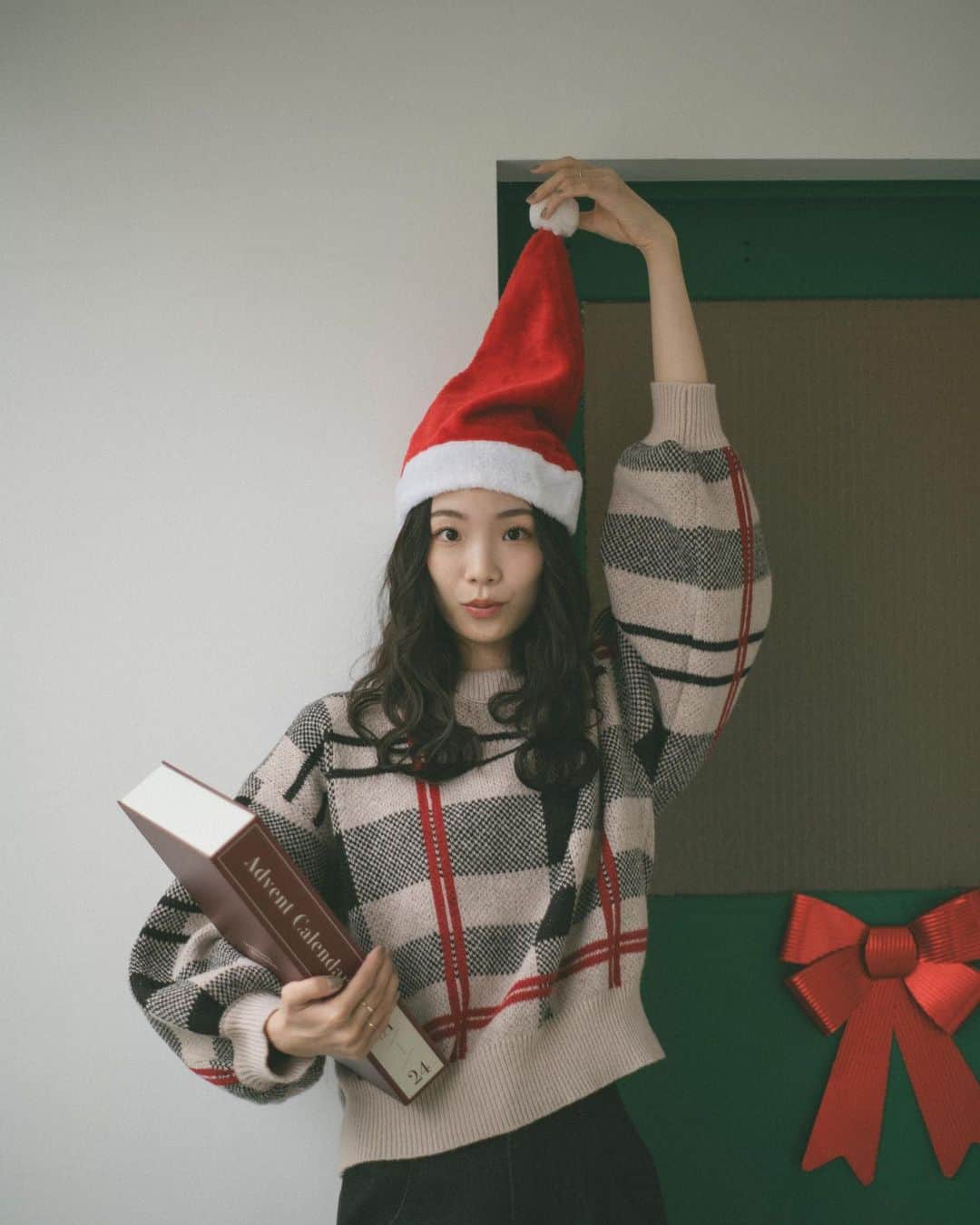 Vannie Officialのインスタグラム：「HAPPY Merry Christmas 🎅🏻🎁🎄   plaid knit pullover black / beige / lightbeige ¥4,950(tax in)  ︎︎ out big pocket denim blue /black S / M / L ¥4,290(tax in)  ︎︎ #vannie_u #ヴァニーユー」
