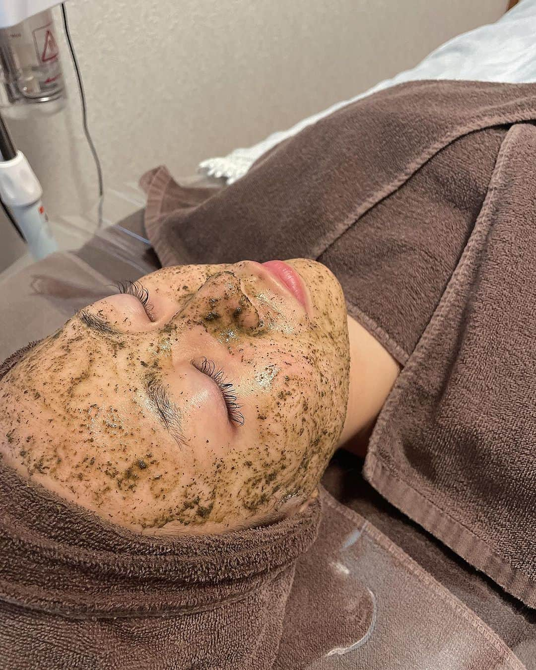 福井柑奈さんのインスタグラム写真 - (福井柑奈Instagram)「お肌の日🧖🏻‍♀️in 沖縄🌺  トータルビューティーサロンCELLさんに行ってきました〜♡ 肌質改善ハーブピーリング🌿コースを 受けてきたよん♫  牧志駅すぐ🚶なので アクセス抜群です☆  ⭐️私が受けた施術内容はこちら⭐️ ① 幹細胞クレンジング ② イオン濃密泡洗顔 ③ 毛穴吸引洗浄 ④ ニキビ予防美容液 ⑤ 最高峰ゴマージュケア ⑥ ニキビ改善専用ハーブ ⑦ 肌育成パック ⑧ アクティブ美容液 ⑨ デトックス水素テラピー ⑩ 美容液UV  すごい豪華なラインナップだよね😳✨ 毛穴吸引洗浄も結構好きなの😊♡ 動画載せてます！ 古い角質や汚れをとってもらって 肌のトーンアップや毛穴レス鼻に🫶  ハーブピーリングは安定🌿で お肌ツヤッツヤになります。 お姉さんの説明がとっても丁寧で すごい知識量で、勉強になりました🌺 また会いたい🥺❤️  セルフケアに限界を感じる方！ 慢性的なニキビ！肌荒れにお悩みの方😌 他にもたくさんメニューあるので お肌綺麗になりたい方 是非行ってみてください💕  【この記事を見た方限定‼️初回価格より1,000円割引】です！  🏠沖縄県那覇市牧志3-18-23 リンクハウス2階  PR @saloncell_okinawa #那覇サロン #トータルビューティーサロンcell #沖縄エステ #那覇エステ #沖縄ハーブピーリング #ハーブピーリング #毛穴ケア #毛穴レス #毛穴洗浄 #トーンアップ #肌質改善 #沖縄旅行 #肌質改善サロン」12月18日 18時11分 - kanna_fukui