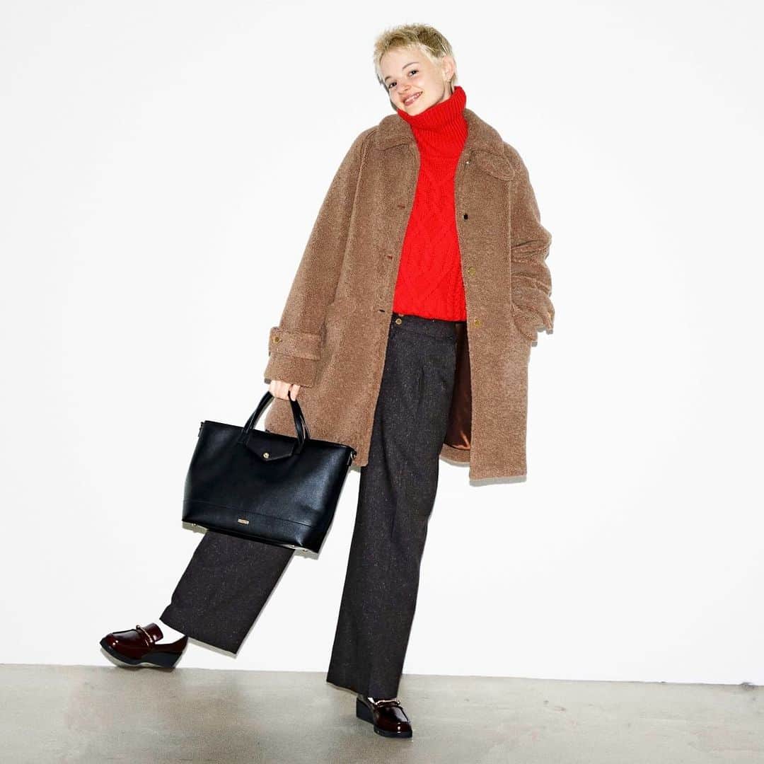 CLUÉLmagazineさんのインスタグラム写真 - (CLUÉLmagazineInstagram)「. I AM A HANDSOME LONDON GIRL! 《マッキントッシュ フィロソフィー》 ハンサムなロンドンガールが気分🇬🇧  冬の着こなしを格上げする英国トラッドスタイル。きちんと正統派にまとめるのも良いけれど、定番アイテムの素材を変えたり、カジュアルなハズしのアイテムを加えたり、いつもよりちょっとクールな都会派レディを気取るのも悪くない。 シティ感を意識して、ハンサムなロンドンガールを目指しましょ！  #mackintoshphilosophy  from vol.96 ・・・・・・・・・・・・・・・・・・・・・・・・・・・  #cluel #クルーエル #cluelmagazine #クルーエル女子 #fashion #ファッション好き #ファッション雑誌 #おしゃれ #グッドガール #冬コーデ #マッキントッシュフィロソフィー #英国スタイル #ロンドン #london #コートスタイル #赤ニット #ブーツコーデ #ハンサム女子 #ボーイッシュ女子 #シンプルが好き  こちらのアカウントもフォローしてね！ @cluel_homme @navys_magazine」12月18日 18時12分 - cluelmagazine