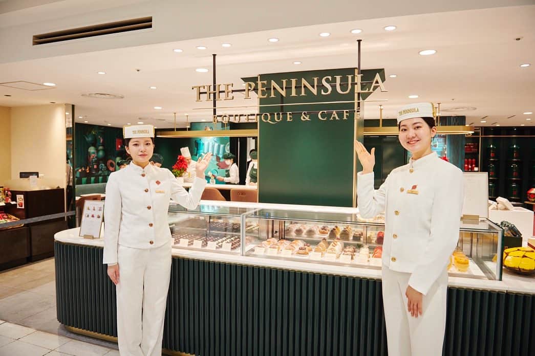 The Peninsula Tokyo/ザ・ペニンシュラ東京さんのインスタグラム写真 - (The Peninsula Tokyo/ザ・ペニンシュラ東京Instagram)「「ザ・ペニンシュラ ブティック＆カフェ 松屋銀座本店」が12/15にオープンしました！マンゴープリンはもちろん、定番の紅茶、中華ソース、ジュースのほか、ロゴ入りグッズのライフスタイルラインや今ならフェスティブアイテムなど、ペニンシュラならではの洗練された商品ラインアップをご用意しています。イートインコーナーも設置され、季節のケーキセットやソフトクリームなどもご提供中。お近くにいらっしゃる際にはぜひお立ち寄りください♪☕🍰   We’re excited to announce that The Peninsula Boutique & Café has opened its doors at Matsuya Ginza on December 15th! Pop in for a cup of coffee, treat yourself to our signature mango pudding, or enjoy the festive goodness of Christmas sweets. See you there! ☕🍰」12月18日 18時12分 - thepeninsulatokyo