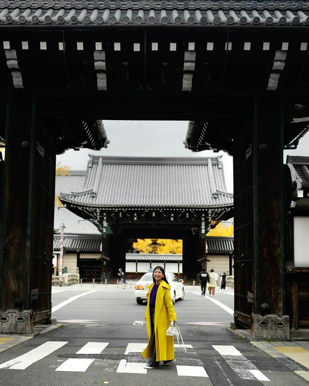 武智志穂のインスタグラム：「少し前に訪れた京都。 学生時代はよく遊びに行っていたのですが、今回久しぶりにゆっくりと街歩きを楽しんできました🍁 前々から行ってみたいとチェックしていた場所を訪れてみたり、京都はやっぱり街並みや建造物が美しいから、ただ歩いているだけでもわくわく☺️  でもその一方で、普段湿度の高い沖縄で生活しているから余計に乾燥が気になって…。 お肌も喉もカラカラ注意報〜💦 でも大丈夫、想定内。 きっちり乾燥対策グッズを持参していました！  左から順に 【Cococare】Repairs and Conditions Dry Cracked Heels こちらは普段からお世話になっている、かかとケア用のクリーム！ 朝晩このクリームをかかとに塗り込んであげると、乾燥やひび割れなどの悩みとは無縁の、ふっくら綺麗なかかとになれる。  【EO Products】Body Lotion このボディーローションとの出会いがそもそも旅先のNYでした。 もうあれから数えきれない程リピートしています。 （バスソルトもお気に入り。） サラッとしていて伸びが良く、しっかりと潤いをチャージしてくれるのにベタつかない。 そして上品なフレンチラベンダーの香りがまた癒しなんです。 旅先に持って行くアイテムとして嬉しいポイントが、ポンプを開け閉めする方法がスクリュー型式なこと。 別途ストッパータイプだと失くしてしまうこと多々なんです。 飛行機で気圧が変化しても、このタイプだと漏れる心配もない。  【artnaturals】Retinol Renew Serum 30 ml お試しサイズを購入して試してみたらとても良かったので、それ以来愛用しています。 レチノールセラムは、メーカーによって赤くなったり皮が剥がれてしまったりするわたしですが、こちらのレチノールセラムだったら大丈夫。 ひりついたりすることもありません。 週に2〜3回、洗顔後のお肌に塗っています。 お肌がごわつく、ハリツヤが欲しい、そんな悩みをお持ちの方に特におすすめです！  【Honey Gardens】Propolis Spray  コロナ禍以降は一年中必須アイテムとなりましたが、特に冬の乾燥が気になる季節は、わたしにとっては無くてはならないプロポリススプレー。 喉の乾燥が気になる時、喉がイガイガする時、風邪のひきはじめなどに大活躍してくれています。 こちらは一直線タイプではなく、まんべんなく口内に噴射されるタイプので、覚悟が必要ないというか（どう言ったら伝わるんだろう？笑）来るぞ…来るぞ…と構える必要がないところがお気に入りポイント！ 味はどちらかというと大人な味かも。 わたしは甘過ぎず美味しくてお気に入りで、お守りのようにいつも持ち歩いています。  ちなみにこれらは全てiHerb（ @iherbjapanese ）で購入ができます。 大人用と子ども用のサプリ、ヘアケアアイテム、ボディケアアイテム、プロテイン、お菓子、調味料、食料品、おもちゃ、な〜んでも揃うから、我が家では最低月2回はiHerbでお買い物を楽しんでいます。 本当に便利よね！！！🥺✨  今回クーポンコードを発行してもらえたので、iHerbでお買い物する時は使ってみてね🎫  ✅20％オフクーポン クーポンコード：Shiho1218 期限：12月25日(月) 23:59まで  #PR #iherb #iherbjapan ＃アイハーブ #iherb愛用品」