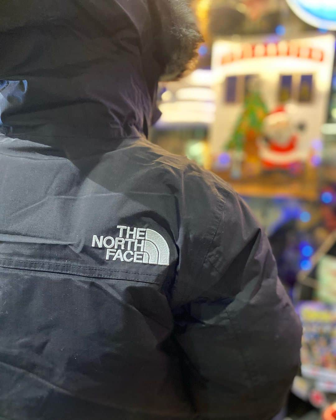 GROW AROUNDさんのインスタグラム写真 - (GROW AROUNDInstagram)「THE NORTH FACE MCMURDO BOMBER   ヌプシジャケットと同様に不動の人気を誇るマクマードボンバージャケット。  今回はBLACKが入荷致しました🔥  高品質な600フィルグースダウン仕様なので今の季節にバッチリです👌  ファー付きのフードもスナップボタンでファー部分を取り外し可能。  シェルは、重層構造で防水性や透湿性に優れた "DRYVENT"になっております🔥  WEB UPも完了しております☑️  #growaround #thenorthface」12月18日 18時27分 - growaround