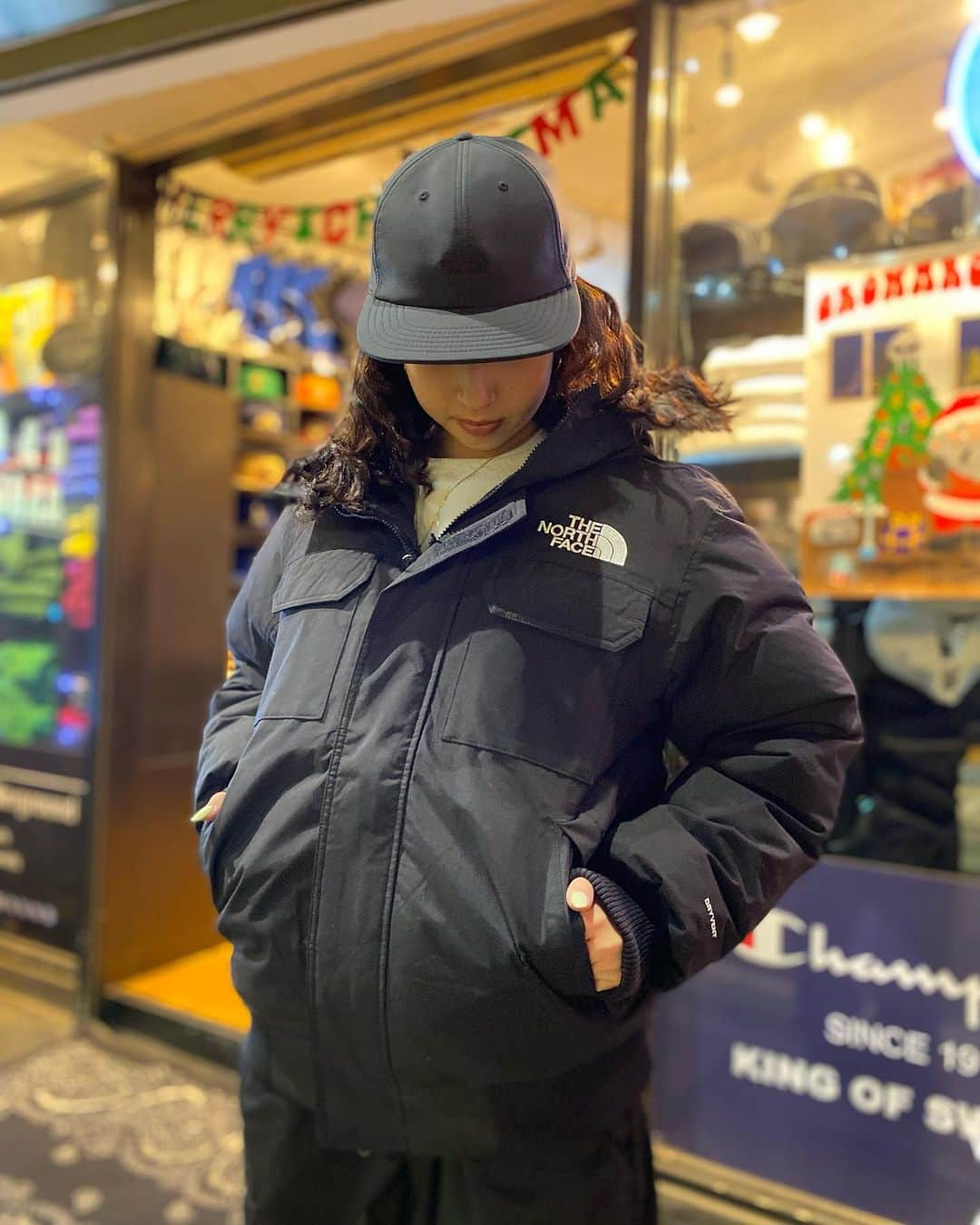 GROW AROUNDのインスタグラム：「THE NORTH FACE MCMURDO BOMBER   ヌプシジャケットと同様に不動の人気を誇るマクマードボンバージャケット。  今回はBLACKが入荷致しました🔥  高品質な600フィルグースダウン仕様なので今の季節にバッチリです👌  ファー付きのフードもスナップボタンでファー部分を取り外し可能。  シェルは、重層構造で防水性や透湿性に優れた "DRYVENT"になっております🔥  WEB UPも完了しております☑️  #growaround #thenorthface」