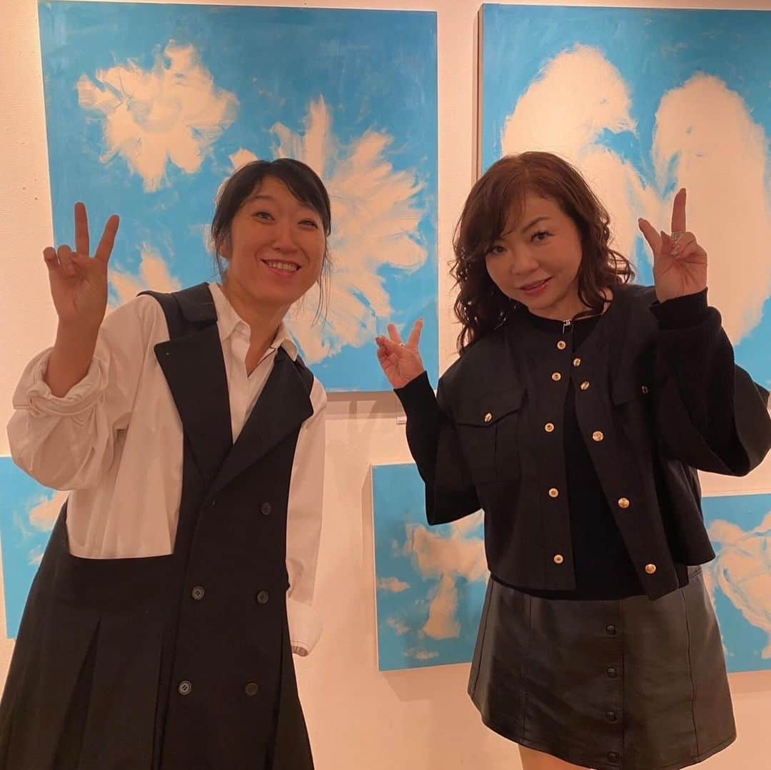 モモコのインスタグラム：「大宮エリーちゃんの個展に行きました💕 なんか元気になる感じ😆 是非、入場無料なんで観に行って💓 阪急うめだギャラリー9階にて。 12/25（月）までです❗️  #ハイヒールモモコ #👠 #👠🍑 #CHANEL #シャネラー #グルメ #アメブロ #YouTube #モモコ新聞  #大宮エリー さん #個展 #阪急うめだギャラリー #入場無料」