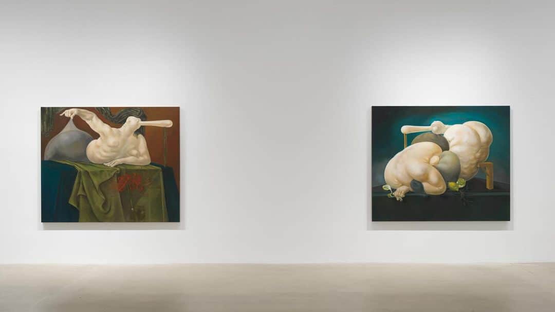 ガゴシアン・ギャラリーのインスタグラム：「“30 Ghosts,” an exhibition of Louise Bonnet’s new paintings, is on view at Gagosian, 541 West 24th Street, New York, through Friday, December 22. On the occasion of the show, Gagosian hosted a conversation between the artist and Stefanie Hessler (@steffihessler), director of Swiss Institute (@swissinstitute), New York.  The pair explore the work’s recurring themes—the cycles of life, continuity and the future, and death—and discuss how the conceptual and pictorial structures Bonnet borrows from seventeenth-century Dutch still-life painting converge to form a metaphor for hard labor, basic animal urges, and the things we often try, but fail, to hide. Follow the link in our bio to watch the full conversation.  __________ #LouiseBonnet #Gagosian @louisebonnetstudio (1, 3) Installation views, “Louise Bonnet: 30 Ghosts,” Gagosian, 541 West 24th Street, New York, November 8–December 22, 2023. Artwork © Louise Bonnet. Photos: Rob McKeever; (2) Video: Pushpin Films (@pushpinfilms)」
