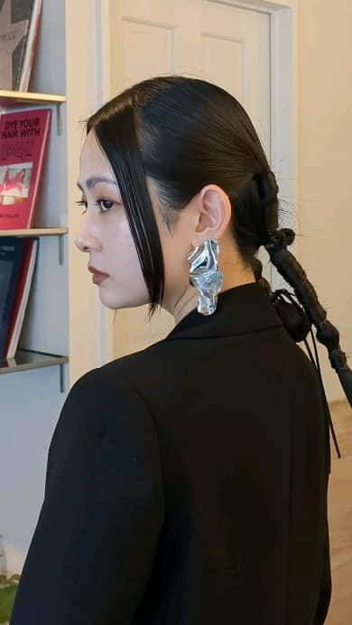 小川琴美のインスタグラム：「Dress up for the occasion.  結婚式に参列した日のヘアメイク  年末はドレスアップする機会がたくさんで嬉しい〜  Hair styling @knsmr__  @theslick_tokyo   Make up items ・Base-make up @beautymylab_official @ipsa_jp @shiseido_japan  @narscosmeticsjapan   ・Eye-make up @diorbeauty @dejavu_official.jp  @maybelline @laka.official   ・Brush @cezannecosmetics   ・Lipstick @narscosmeticsjapan」