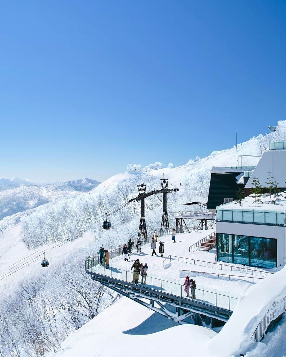 星野リゾートのインスタグラム：「【雪山の絶景を眺める「霧氷テラス」❄】 📍星野リゾート　トマム - Hoshino Resorts TOMAMU  「霧氷テラス」は、標高1,088mに位置する、雪山の絶景や霧氷を観賞できる展望施設。 12月25日までの間は、期間限定で夜の「霧氷ライトアップ」も開催。氷が光に照らされ、より一層煌めきが増した幻想的な世界が広がります。  展望デッキに併設されている「雲 Cafe」では、霧氷チョコレートや霧氷コーヒーなど、霧氷をイメージしたドリンクやスイーツも楽しめます。  #HoshinoResorts #星野リゾート #星野リゾートトマム #HoshinoResortsTomamu #RisonareTomamu #リゾナーレトマム #Hokkaido #Tomamu #北海道 #トマム #北海道旅行 #雲海テラス #霧氷テラス #霧氷 #雲Cafe」