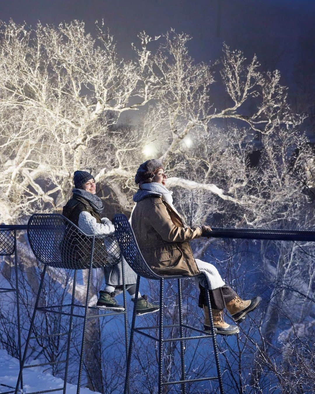 星野リゾートさんのインスタグラム写真 - (星野リゾートInstagram)「【雪山の絶景を眺める「霧氷テラス」❄】 📍星野リゾート　トマム - Hoshino Resorts TOMAMU  「霧氷テラス」は、標高1,088mに位置する、雪山の絶景や霧氷を観賞できる展望施設。 12月25日までの間は、期間限定で夜の「霧氷ライトアップ」も開催。氷が光に照らされ、より一層煌めきが増した幻想的な世界が広がります。  展望デッキに併設されている「雲 Cafe」では、霧氷チョコレートや霧氷コーヒーなど、霧氷をイメージしたドリンクやスイーツも楽しめます。  #HoshinoResorts #星野リゾート #星野リゾートトマム #HoshinoResortsTomamu #RisonareTomamu #リゾナーレトマム #Hokkaido #Tomamu #北海道 #トマム #北海道旅行 #雲海テラス #霧氷テラス #霧氷 #雲Cafe」12月18日 19時00分 - hoshinoresorts.official