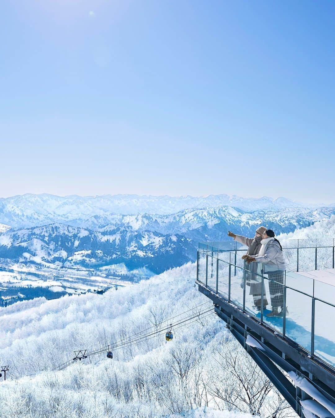 星野リゾートさんのインスタグラム写真 - (星野リゾートInstagram)「【雪山の絶景を眺める「霧氷テラス」❄】 📍星野リゾート　トマム - Hoshino Resorts TOMAMU  「霧氷テラス」は、標高1,088mに位置する、雪山の絶景や霧氷を観賞できる展望施設。 12月25日までの間は、期間限定で夜の「霧氷ライトアップ」も開催。氷が光に照らされ、より一層煌めきが増した幻想的な世界が広がります。  展望デッキに併設されている「雲 Cafe」では、霧氷チョコレートや霧氷コーヒーなど、霧氷をイメージしたドリンクやスイーツも楽しめます。  #HoshinoResorts #星野リゾート #星野リゾートトマム #HoshinoResortsTomamu #RisonareTomamu #リゾナーレトマム #Hokkaido #Tomamu #北海道 #トマム #北海道旅行 #雲海テラス #霧氷テラス #霧氷 #雲Cafe」12月18日 19時00分 - hoshinoresorts.official