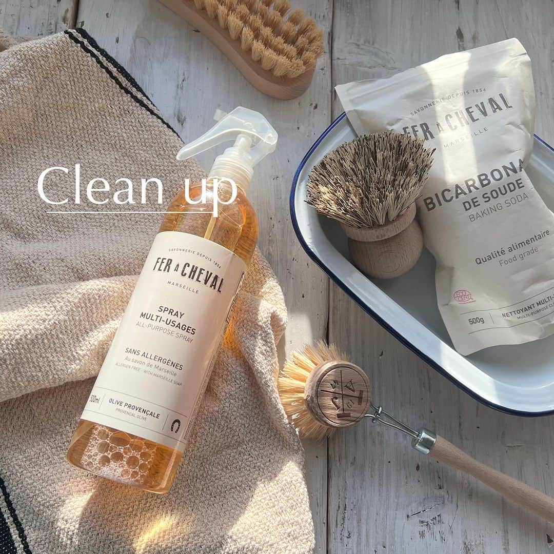 EFFIEのインスタグラム：「Clean UP  年末の大掃除　おすすめクリーナー🧹  _________________  大掃除はこれから始めます、と言う方、まだ間に合います。  ナチュラルな成分なのに、洗浄力抜群で、しかも香りもナチュラル、さらには、簡単に汚れが落ちる！となれば、大掛かりな大掃除のモチベーションも間違いなく上がります。 そして、フランス、ニューヨークからやってきたクリーナーは、パッケージにもこだわりが。 置いておくだけでも様になるので、生活感を感じさせないかっこよさがあります。  EF社員の自宅でもご愛用のアイテムたち。 満を持してのおすすめ商品です！  写真をぜひ最後までswipeしてご覧下さい。  @e.f.international  @effie.maison  @savonnerieferacheval  @commongoodandco   #efinternational  #エフィと香りの暮らし   #大掃除 #クリーナー #魅せる収納 #フランス #🇫🇷 #ナチュラル #インテリア #ハウスクリーニング #ハウスキーピング」