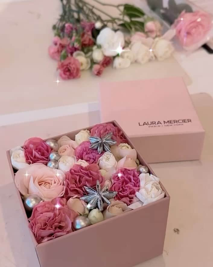 濱田あおいのインスタグラム：「. . LAURA MERCIER HOLIDAY design by Nicolai Bergmann Flowers & Design  キラリトギンザ1階で12月25日まで開催中🤍  ローラメルシエをイメージした ホリデーフラワーボックスが作れる フラワーワークショップに参加しました🌷 センスが問われるものほんっとに苦手で⚡️ （夫にも心配されていたくらい。笑） 可愛くできる自信まったくなかったけど めちゃくちゃ丁寧なレクチャーのおかげで なんとかなりました🙏🏻💖よかった！！  今回のイベントでのフラワーワークショップは 終わってしまったけど、ニコライバーグマンの お店でもフラワーレッスン開催されている みたいなので気になる方はチェックしてみてね◎  今回のイベントではローラメルシエの バス&ボディコレクションがお試しできたり フラワーインスタレーションが楽しめたり するので気になる方はぜひ足を運んでみてください✨ 空間もとーっても可愛いかった💖  定番で人気のバニラもいいけど やっぱりネロリもいいよねと再確認🍃  ローラメルシエさんにご招待いただきました🕊️ @keyco0824 さんありがとうございました🤍  #lauramercier#nicolaibergmann#ローラメルシエ#ローラメルシエアンバーバニラ#ニコライバーグマン」