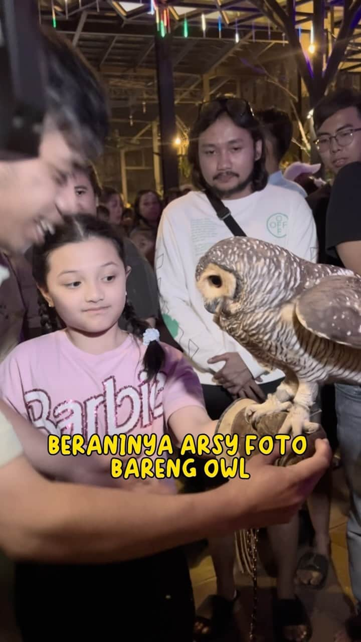 Keluarga A5のインスタグラム：「Setelah trauma Arsy megang burung di Jember, akhirnya Arsy berani lagi megang burung Owl🤣 Alhamdulillah gak di patok burung guys😂」