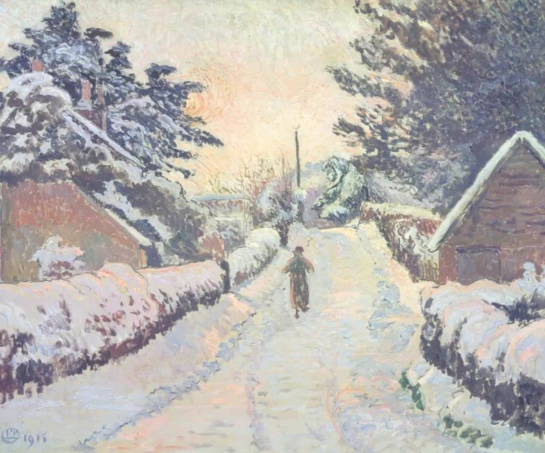 テート・ギャラリーのインスタグラム：「#WorkoftheWeek is inspired by snowy Christmasses gone by. ❄️  French landscape impressionist painter Lucien Pissarro painted this scene in 1916. The cottage at the left, which almost disappears behind ivy, is the ‘Ivy Cottage’ in the painting's title, where the Pissarros lived from November 1915 to July the following year. The colours of the snow are especially striking, in shades of blue and pink and pinkish grey. In the distance, a figure wears a long coat and a tight-fitting hat as he walks up the hill, suitably dressed for the cold snap. You can almost hear the crunch, crunch, crunch of the snow underfoot. 👣 This print is available to order, framed or unframed, from @TateShops. 💙  Lucien Pissarro, Ivy Cottage, Coldharbour: Sun and Snow, 1916, Tate collection.」