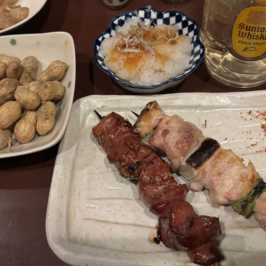 橋本志穂さんのインスタグラム写真 - (橋本志穂Instagram)「来年も、湯峰さんと たくさん楽しいことができそう〜  2人で忘年会❣️  焼き鳥好きな私たちの 一年の締めくくり焼き鳥は 目黒の鳥芳2号店。  今日もどの串にも唸りました😍 旨し❣️  二次会は駅近くの喫茶へ行きました。 ここでも閉店までおしゃべり止まらず〜。  軽井沢の別荘にお邪魔して 寝落ちするまでおしゃべりしてた夏ー また来年もお互いの家を行き来して遊べますように〜。 冬は我が山の家に遊びに来て下さいねー  浅野さんと、大歓迎しまーす  ラウローラの歌合宿もやりたいなー  🥰  #焼き鳥 #忘年会 #ラウローラ  #クラシカルクロスオーバー   #バイク女子　#brp　#can-am #SPYDERF3」12月19日 0時48分 - shihohashimoto3
