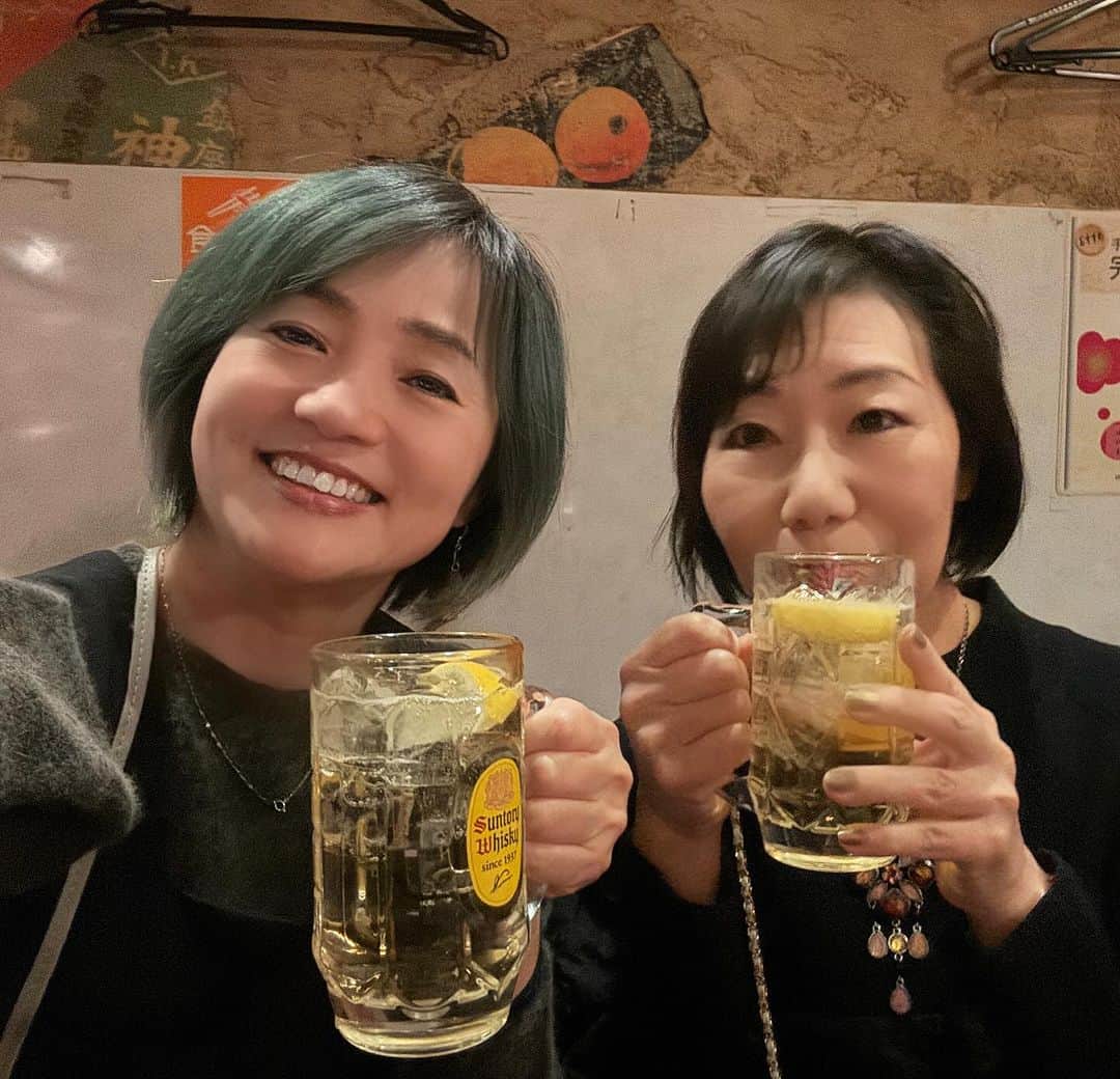 橋本志穂さんのインスタグラム写真 - (橋本志穂Instagram)「来年も、湯峰さんと たくさん楽しいことができそう〜  2人で忘年会❣️  焼き鳥好きな私たちの 一年の締めくくり焼き鳥は 目黒の鳥芳2号店。  今日もどの串にも唸りました😍 旨し❣️  二次会は駅近くの喫茶へ行きました。 ここでも閉店までおしゃべり止まらず〜。  軽井沢の別荘にお邪魔して 寝落ちするまでおしゃべりしてた夏ー また来年もお互いの家を行き来して遊べますように〜。 冬は我が山の家に遊びに来て下さいねー  浅野さんと、大歓迎しまーす  ラウローラの歌合宿もやりたいなー  🥰  #焼き鳥 #忘年会 #ラウローラ  #クラシカルクロスオーバー   #バイク女子　#brp　#can-am #SPYDERF3」12月19日 0時48分 - shihohashimoto3