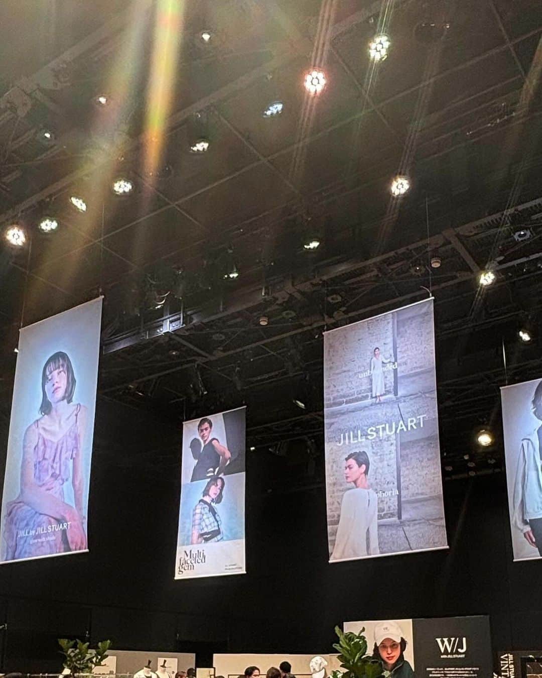 伊藤小春さんのインスタグラム写真 - (伊藤小春Instagram)「@jillbyjillstuart_official SS✨ ⁡ ⁡ 寒い日でしたが、素敵なお洋服を見た瞬間に 春夏を感じて気分が上がりました♡ 　 ⁡ カジュアルさもありつつ上品な雰囲気になれる、 デニムのセットアップとワンピースを♡ ⁡ 早くあったかくなってーー🥺  ⁡  #JILL_24SS #JILLbyJILLSTUART #JILLby #ジルバイ #WJ_withJILLSTUART #JILLbyBASIC #pr」12月18日 19時20分 - koharu_ito_