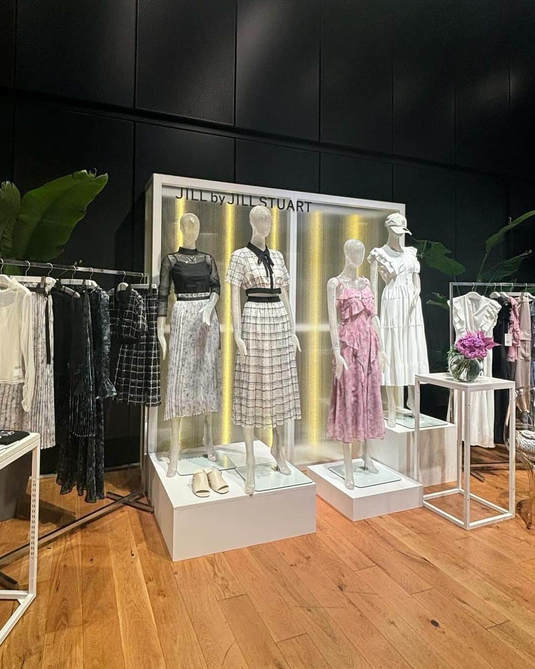 伊藤小春さんのインスタグラム写真 - (伊藤小春Instagram)「@jillbyjillstuart_official SS✨ ⁡ ⁡ 寒い日でしたが、素敵なお洋服を見た瞬間に 春夏を感じて気分が上がりました♡ 　 ⁡ カジュアルさもありつつ上品な雰囲気になれる、 デニムのセットアップとワンピースを♡ ⁡ 早くあったかくなってーー🥺  ⁡  #JILL_24SS #JILLbyJILLSTUART #JILLby #ジルバイ #WJ_withJILLSTUART #JILLbyBASIC #pr」12月18日 19時20分 - koharu_ito_