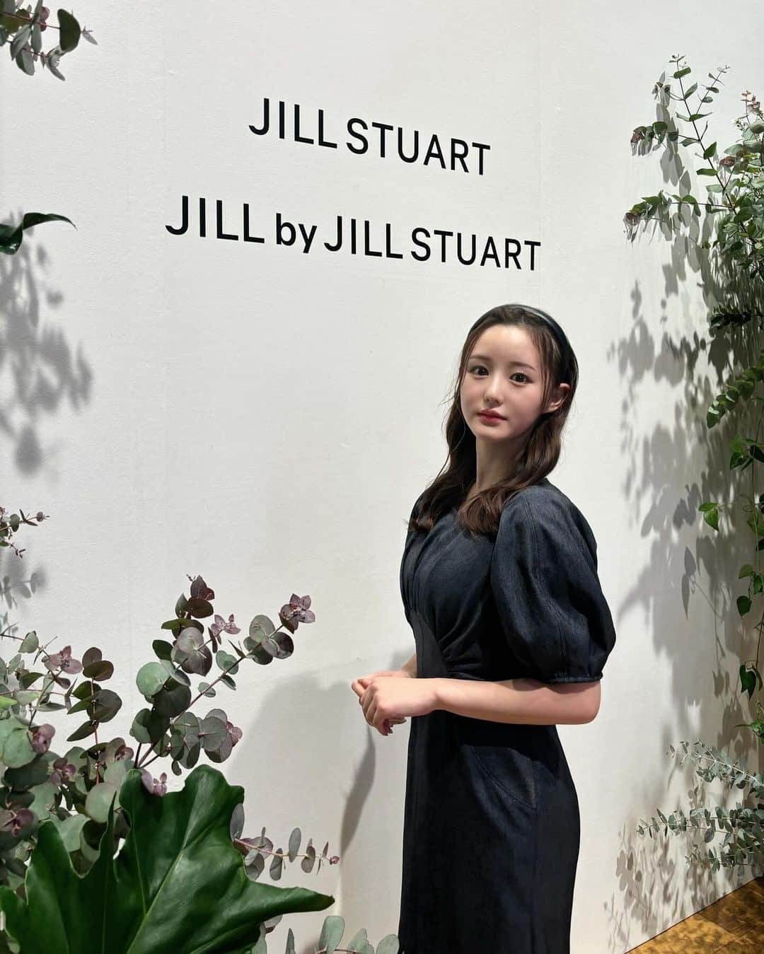 伊藤小春さんのインスタグラム写真 - (伊藤小春Instagram)「@jillbyjillstuart_official SS✨ ⁡ ⁡ 寒い日でしたが、素敵なお洋服を見た瞬間に 春夏を感じて気分が上がりました♡ 　 ⁡ カジュアルさもありつつ上品な雰囲気になれる、 デニムのセットアップとワンピースを♡ ⁡ 早くあったかくなってーー🥺  ⁡  #JILL_24SS #JILLbyJILLSTUART #JILLby #ジルバイ #WJ_withJILLSTUART #JILLbyBASIC #pr」12月18日 19時20分 - koharu_ito_