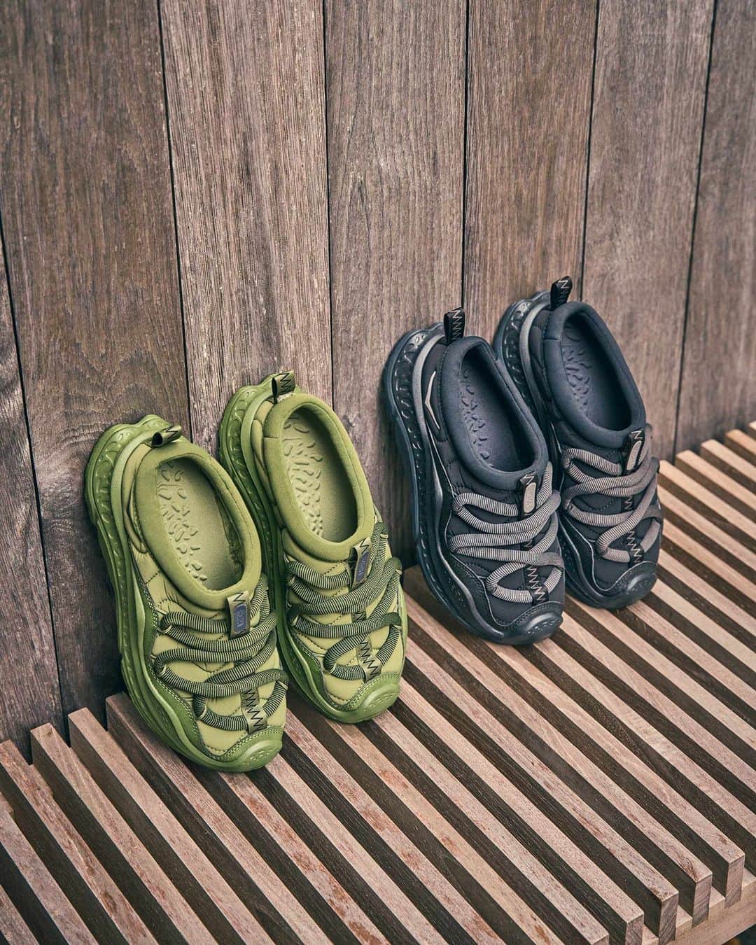 HYPEBEAST Japanのインスタグラム：「@hypebeastkicks : @hoka から寒さやオフロードに対応するリカバリーシューズの 新モデル ORA PRIMO（オラ プリモ）が12月22日（木）にリリースされる。  ORA PRIMO は、保温性の高い中綿入りのパフアッパーとオーバーサイズのシューレースが特徴。ORA シリーズのランニング後の足を癒やすための機能を継承しならがらも未来的なシルエットのデザインに Photo : HOKA」