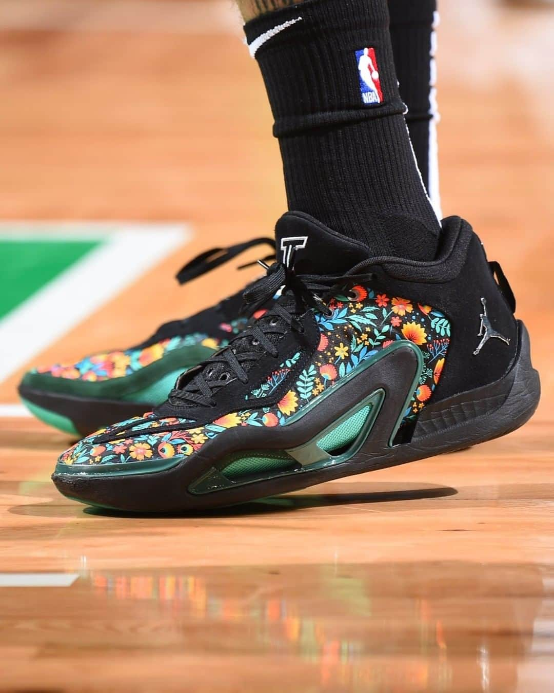 FIBAのインスタグラム：「"The Garden" themed Jayson Tatum kicks go too hard 🔥 🍀」