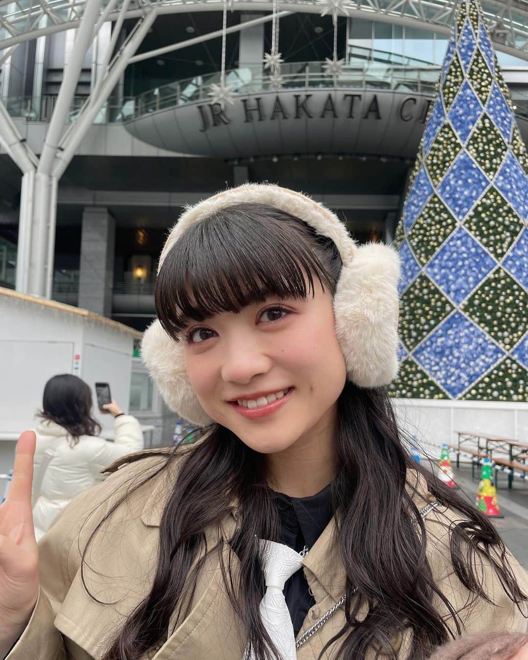 新井ひとみさんのインスタグラム写真 - (新井ひとみInstagram)「福岡寒かったよぉ〜 イヤーマフ持って行ってよかったぁ/////☺️  アスタライトのみんなありがとう♡  #style  #ootd #ootdfashion   #コーディネート　#コーデ #名古屋　#大阪  #福岡　#福岡駅　#福岡空港　#福岡空港展望デッキ  #kishidamiki  #ヘアー　#ヘアースタイル #ヘアーアレンジ #メイク　#メイクアップ #女子流　#東京女子流 #新井ひとみ　#98 #98년생  #litmuslitmuslitmus #litmus  #tokyo #좋아요환영　#데일리룩　#오오티디　#패션스타그램　#每日穿搭」12月18日 19時42分 - hitomi_tokyogirlsstyle