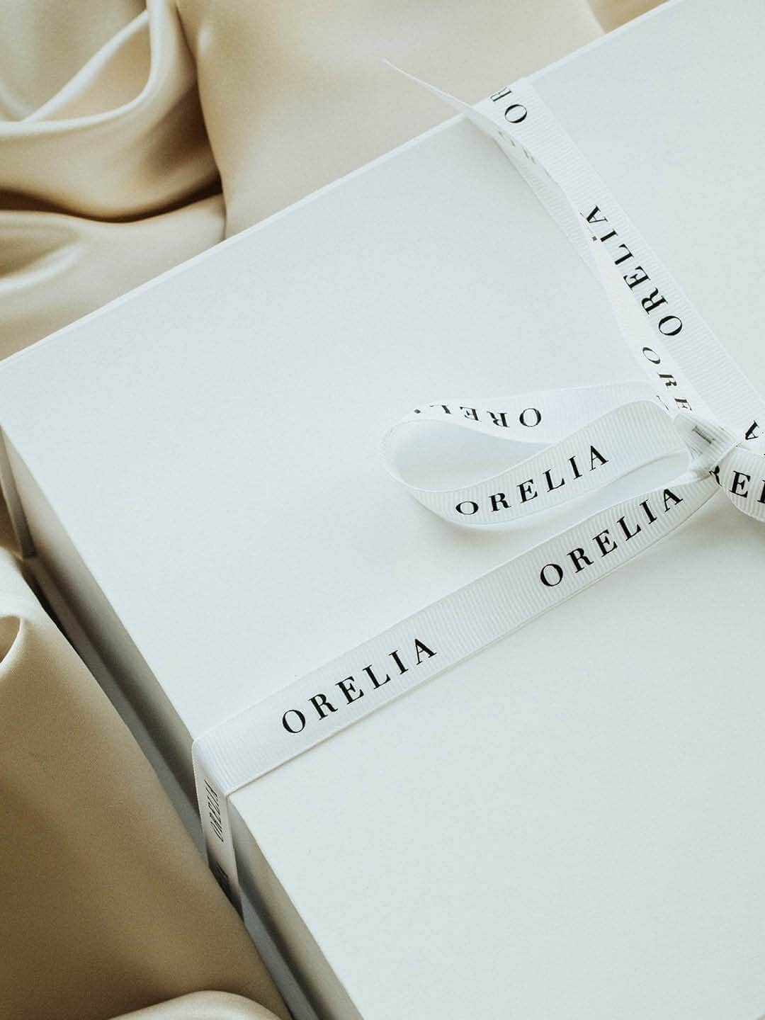 オレリアのインスタグラム：「All good things, come in Orelia packaging 🤍 ​​​​​​​​ ​​​​​​​​ LAST SHIPPING DATES ​​​​​​​​ ​​​​​​​​ Standard UK: Wednesday 20th December ​​​​​​​​ UK Next Day: Thursday 21st December」