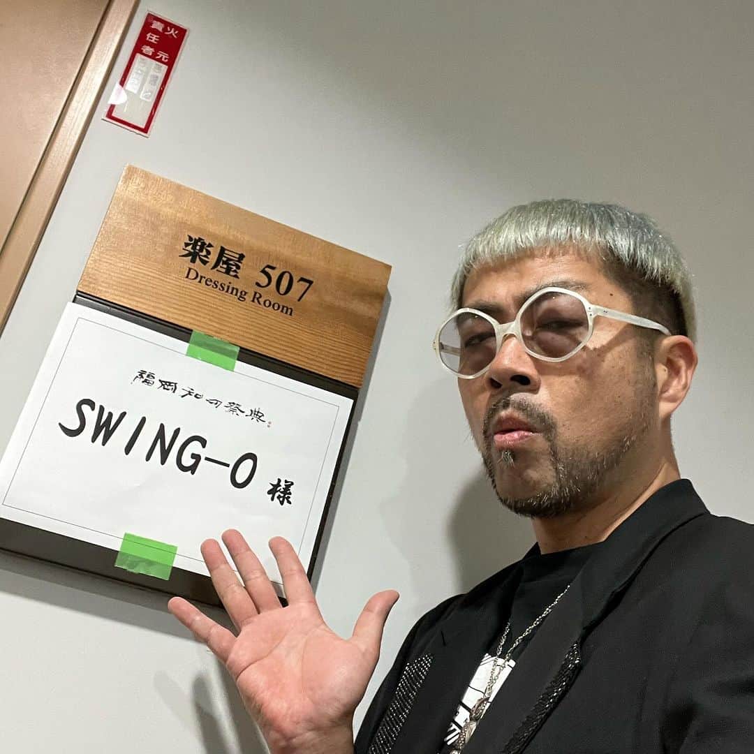 SWING-O a.k.a. 45さんのインスタグラム写真 - (SWING-O a.k.a. 45Instagram)「#福岡和の祭典 at #博多座  いやぁ、、、最高な音楽時間になりました。タップダンサーSARO TAP がつないでくれた縁で、知り合って間もない(出会いは九月)のにSAROだけでなく俺も呼んでいただき、俺も精一杯頑張らせてもらいました。  和太鼓の #池脇晋輔 氏が座長の、和太鼓を軸にした総勢100人以上の音楽舞台に、いろんなジャンルの人が絡んでいくという流れで俺やSAROも参加させてもらいましたが、いやほんと気持ちよかった。子供から大人まで多くの人が気持ちを込めて叩く、座長が君臨するのではなく、いろんなチームが絡み合って協力しあって作り上げていく様は俺もリハーサルからキュンキュンしちゃってました。  個人的には、三味線の #安田勝竜 氏の「おもいうた」というオリジナル曲に急遽参加させてもらったのがほんと気持ちよかったなぁ。床下から美しく着付けた女性がどんどん現れて(それもいろんな国籍の人がいて)舞う様をみてると、演奏しながらちょいと目から水が出てきちゃいました。  もちろん最終盤の、ピアノソロ〜タップダンス〜和太鼓で絡むセッション的な時間もアッパーに気持ちよかったしね。そんな盛り上がるところでもキュンキュン来ちゃう、、、そんな1日でした。  なんだろうね、、、そう、子供の中にはフリースクール出身の子もいて、和太鼓を習い始めてから団体で生きていくことに馴染めるようになってきたような子もいてね、そんな子がまた更に下の子を指導してたりしてね、、、そういう「和太鼓を軸に通じ合う」感じに感動しちゃったのかな。  もちろん和太鼓は 「母親のお腹の中にいる頃に聞く、母親の鼓動の音に近い」 とも言われてるからね、その鼓動の温もりを感じるが故の心地よさもきっとあるんだろう。  心地よい音楽時間のアフターは、ダンサーの #田中康幸 氏と二人で飲んでいたらどんどん縁者が合流してきて、最後は再びセッションになって上記の「おもいうた」をRhodesで共演、なんて最高すぎる博多の夜になりました。  また来年も開催が決定しているようです 俺もまた出たいなぁ、、、なんなら曲作りから絡んでみたい！ そんな余韻とともに東京に戻ってまいりました。  いやぁ、、、それにしても濃い週末だったわ、、、」12月18日 19時40分 - swingo45
