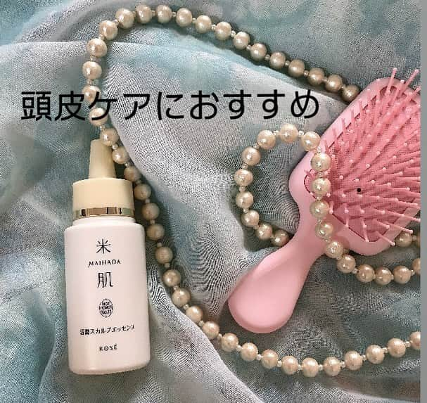 葵のインスタグラム：「KOSÉグループ初のライスパワー®No.11※1を配合した頭皮用美容液誕生✨✨　　 ※1 ライスパワー®No.11は米エキスNo.11です。  @maihada  ～頭皮用美容液、活潤スカルプエッセンスとは～ ☑ハリコシがなくなり、髪型が決まらない ☑髪が細くなってきた ☑ツヤがない ☑以前よりもパサついてまとまりにくくなった ☑根元がペシャンとなってつむじが気になる方におすすめです。 　  香りもほのかにあっていい香りです。 テクスチャーはさらっとしてるので 頭皮につけてもべたつかず、使いやすいよ！ 頭皮が凝りやすいので、 自分でよく頭皮マッサージをするのですが、美容液をつけてするほうが、なめらかになってやりやすいです。 夜ドライヤー後と、朝髪のセット前に使っています 頭皮のケアに使い続けていきたいです！  #PR #コーセー #米肌 #MAIHADA #活潤#活潤スカルプエッセンス#ライスパワー#ライスパワーNo11#頭皮美容液#頭皮ケア#スカルプケア#頭皮マッサージ#ツヤ髪#乾燥対策#頭皮の乾燥#保湿#スキンケアルーチン#米肌アンバサダー」