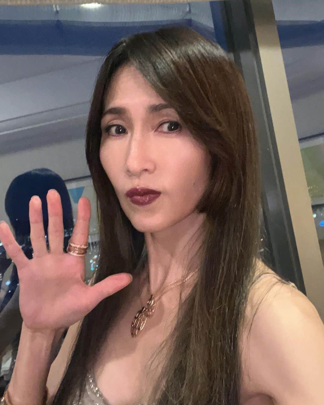 工藤静香さんのインスタグラム写真 - (工藤静香Instagram)「温かく迎えてくださった皆様、そしてホテルスタッフの皆様、ありがとうございます。  なんとこちら帝国ホテル大阪でのDSは25年振り✨  今　1st ステージが終わった所です！ そして2nd ステージに行ってきます✨✨  1枚目　ミニNちゃん  2枚目　景色  3枚目　@bulgari  のジュエリーを纏い本番へ  4.5.6. 帝国ホテルロビー  満月　バッグ　パーカー　2023 ディナーショーグッズ https://shizuka-kudo-store.jp/ 売り切れてしまっているので、予約受注に変更している最中です。しばらくお待ちください。」12月18日 19時45分 - kudo_shizuka