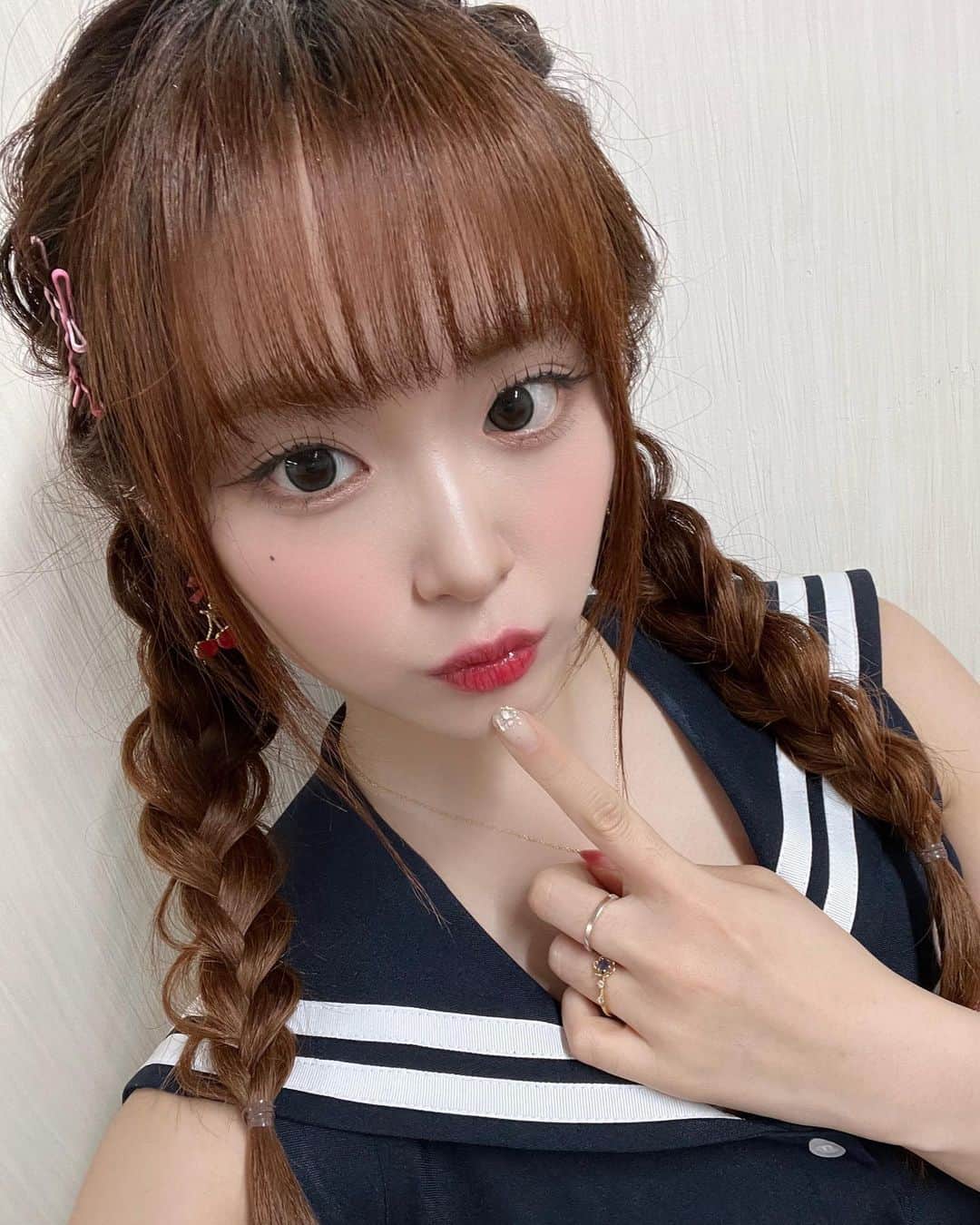 岸田莉里花さんのインスタグラム写真 - (岸田莉里花Instagram)「なんの髪型が1番好き〜？？🍒🍒🍒 三つ編み？二つ結び？それともハーフツイン？🤍 あと、元々目のとこにあったホクロ濃くしてみたんだけど似合う〜？？？ 어떤 머리 젤좋아?? 따는 머리?양갈래? 아니면 두개로반묶음?🤍 그리고 원래 있었던 눈밑 점 찍어봤는데 어땡??☺️」12月18日 20時09分 - noguririka