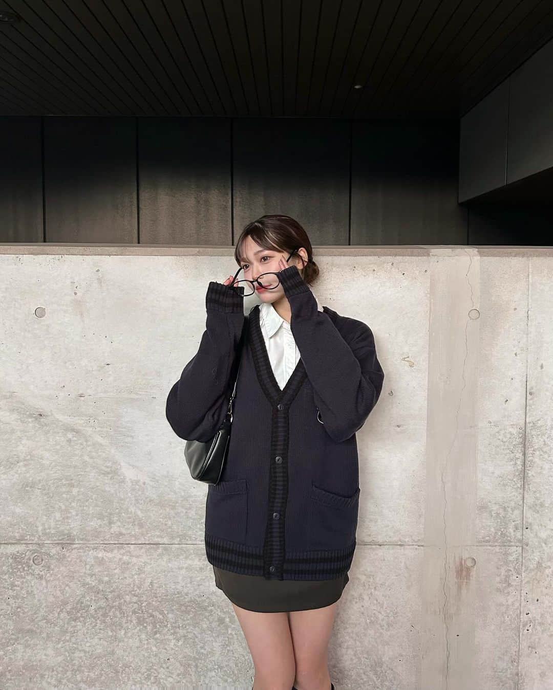 MANAのインスタグラム：「👓🫐   メガネかけると頭良さそうってよく言われます(勉強は大の苦手)  クリスマスも終わってないのに春が待ち遠しすぎて シャツにカーディガンコーデ  通勤の時はちゃんとアウター羽織ってます🐒    #ootd」