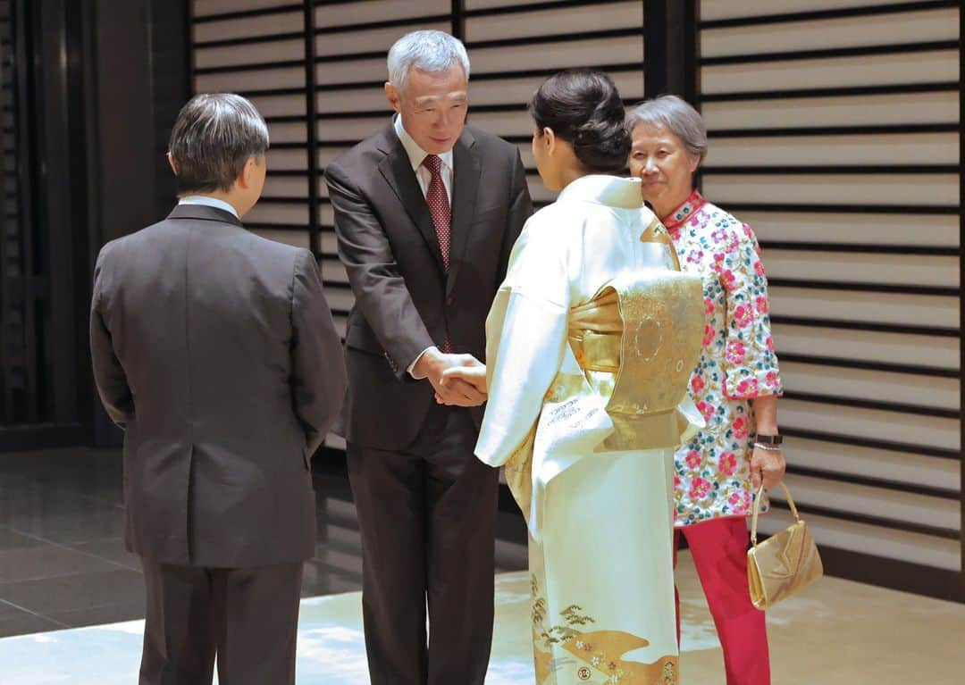 リー・シェンロンさんのインスタグラム写真 - (リー・シェンロンInstagram)「Had a joint audience with His Majesty Emperor Naruhito and Her Majesty Empress Masako today. Singapore appreciates the support of Their Majesties for the strong friendship between Singapore and Japan, and we look forward to commemorating the 60th anniversary of our bilateral relations in 2026.    Earlier, leaders from #ASEAN, Australia, and Japan held the inaugural Asia Zero Emission Community (AZEC) Leaders’ Meeting. Climate change has become a crucial consideration shaping economic growth and trade. We discussed the challenges and opportunities in our respective decarbonisation journeys, and discussed how we could collaborate to transition more smoothly towards a low-carbon future.    I reaffirmed Singapore’s commitment to our 2050 net-zero ambition, and explained how we are supporting decarbonisation in Asia and beyond. Singapore thanks Japan for initiating the AZEC, and for hosting a successful meeting. – LHL  (MCI Photos by Lim Sin Thai)」12月18日 20時06分 - leehsienloong