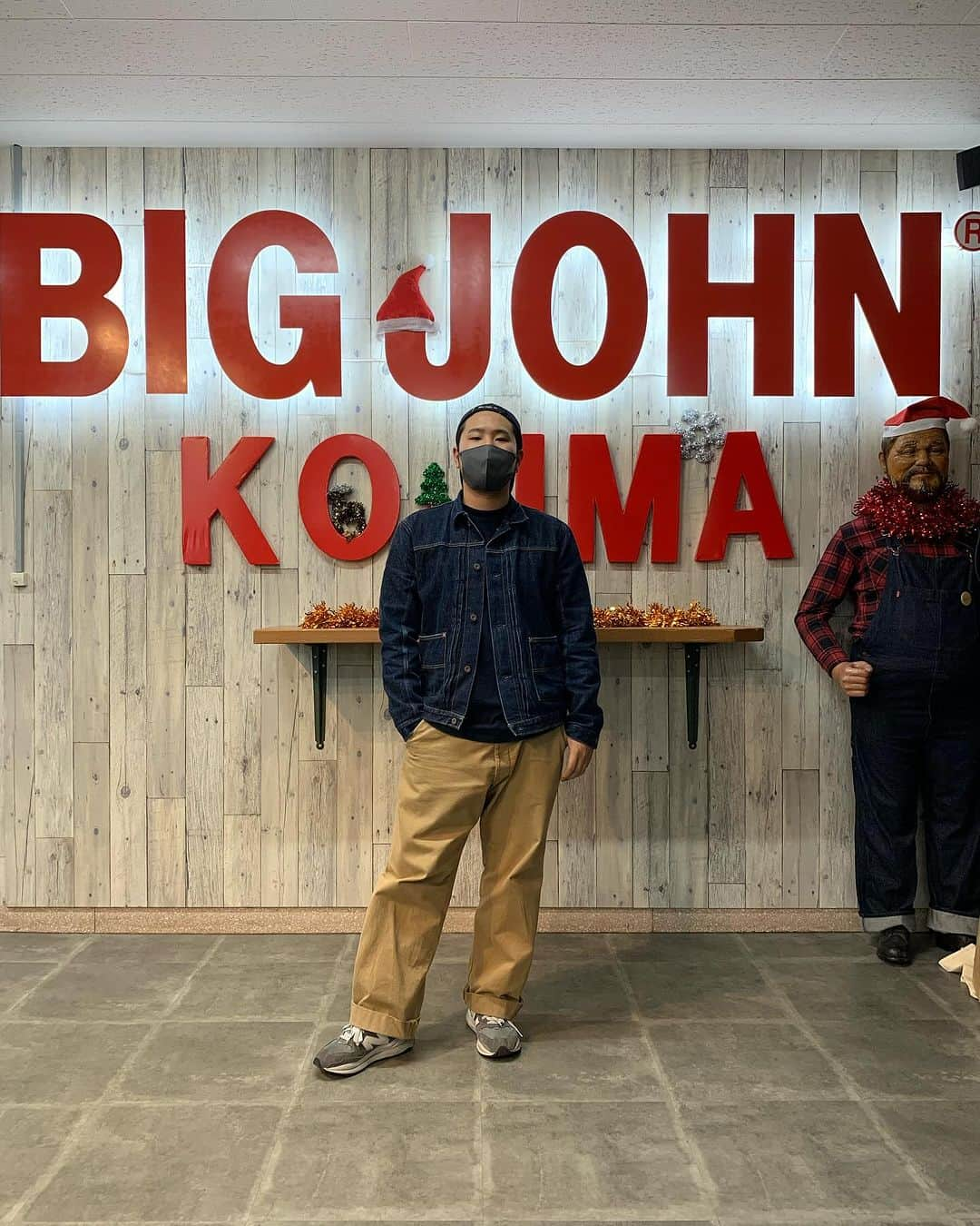 BIG JOHNのインスタグラム：「毎度です！  エクストラシリーズ　チノ　✖︎ Gジャン with Uncle JOHN Xmas ver.  A Pioneer in Japanese Jeans   -BIG JOHN- From KOJIMA to the world.  ◽️TOYOTA @bigjohnshop  @bigjohnjeans  ◽️A pioneer in Japanese Jeans   -BIG JOHN-    from KOJIMA to the world ◽️   TOYOTA (staff)  #BIGJOHN #bigjohn #RARE#倉敷 #KOJIMA #JEANS #jeans #okayama #denim #TOYOTA #kojimajeans#okayamadenim#japanmade#madeinjapan#original #RAREJEANS  #育てる #ビッグジョン #児島　#ジーンズストリート  #岡山県　#365daysoffade #瀬戸大橋　#indigoinvitational 　#最高の色落ち　#坂本藍聖　#XXXXEXTRA  #姫路　#レザー　#ベルト」