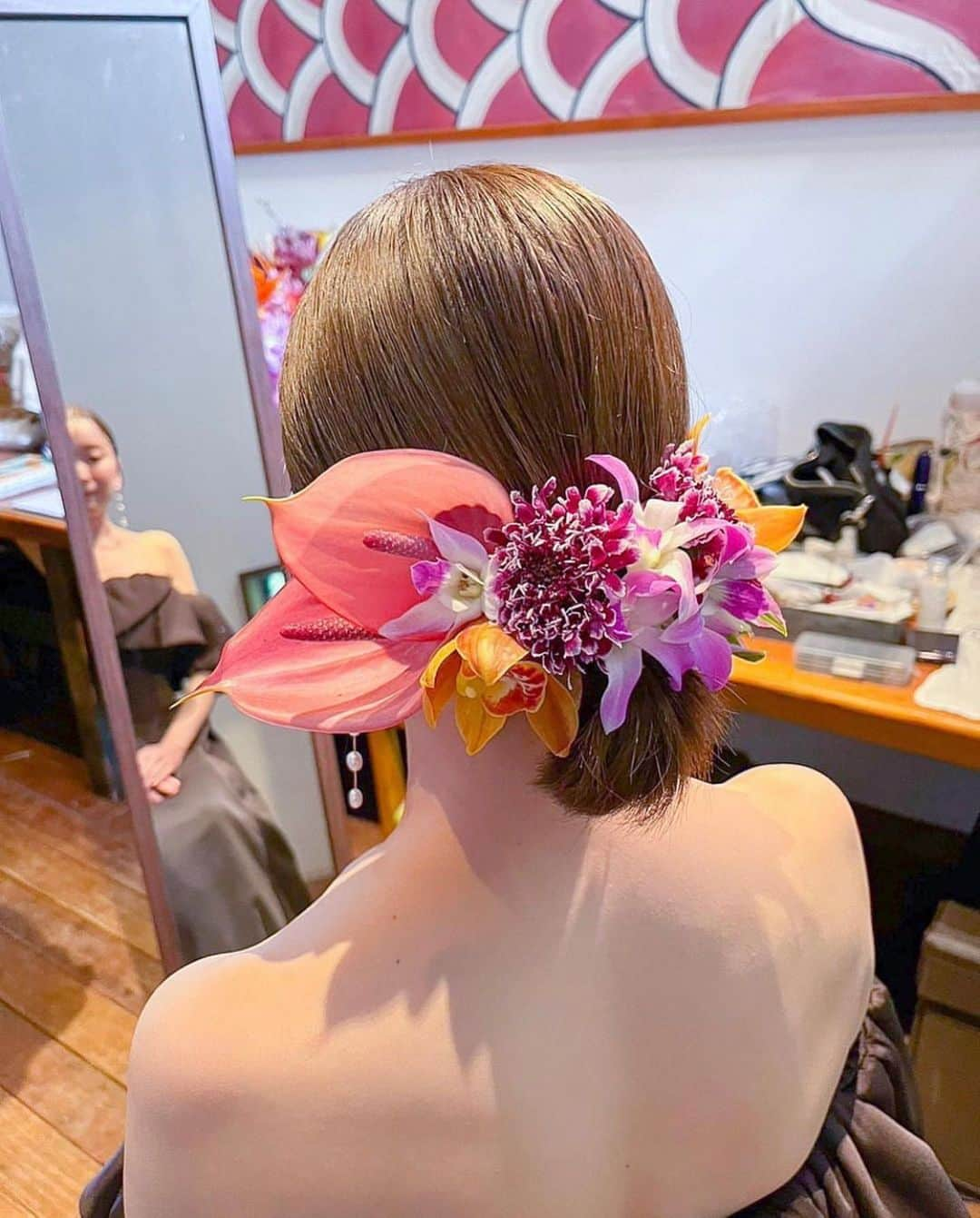 ウェディングヘアメイクルーチェのインスタグラム：「カラフルお花をアレンジ  ブラックドレスに カラフルなお花の髪飾りとブーケ。  バンダ、アンスリウム、カラーに 蘭系のお花がたくさん。  カラフルでパワフルな そんな色合いが 本当にオシャレな お二人にピッタリ✨  プロデュース @cherish.wedding   💄@wedding_luce  #お色直しドレス #カラードレス #カラードレス黒 #花嫁ヘア #レストランウェディング #茅ヶ崎ウェディング #花嫁美容#プレ花嫁美容  #プレ花嫁準備 #ブライダルヘアメイク  #ヘアメイクルーチェ  #ウェディングヘアメイク」