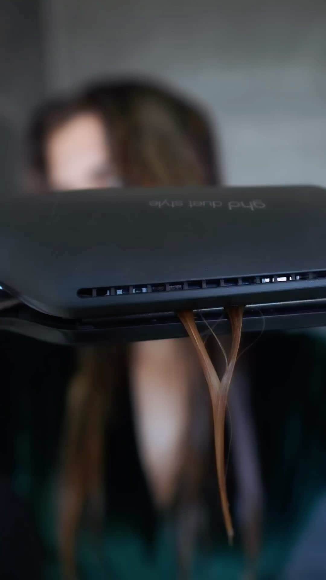 ghd hairのインスタグラム：「@tamsyn_gerrits shows the difference between using a non ghd hair dryer vs our 2-in-1 hot air styler; duet style 👀 Watch to see the results…✨💫  #ghd #ghdduetstyle #duetstyle #thisvsthat #healthyhair #hairhealth」