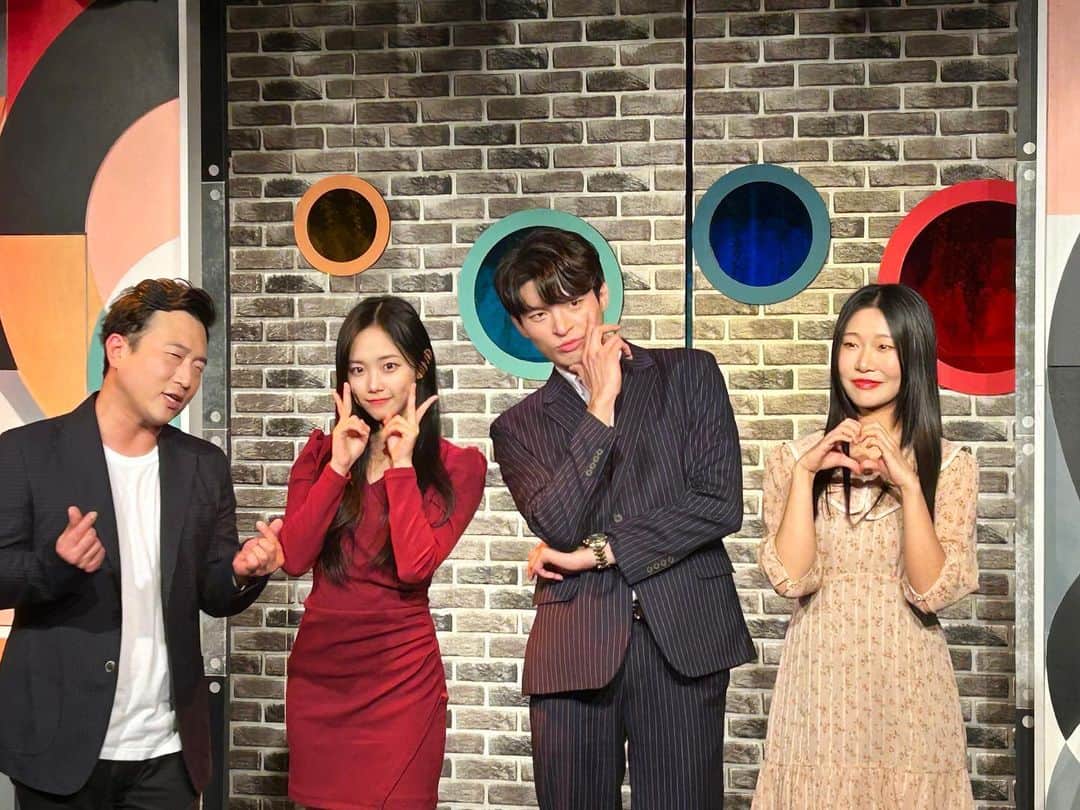 パク・ヘソンさんのインスタグラム写真 - (パク・ヘソンInstagram)「#작업의정석 #한지원 #날개잃은천사  혜화 청년극장에서 작업의정석 22시즌에 참여하고 있습니다! 이번 달 스케줄은 27일 31일 이틀만 남기고 있는데요 내년 4월 즈음까지 계속 할 예정이니 천천히 시간 나실 때 보러 오셔요 🫶 내년 스케줄이 올라오면 천천히 업로드 및 스토리 업로드로 알려드리겠습니다 혹여나 보러 오시는 분들 계신다면 끝나고 인사하고 가요..🩵 댓글로 알려주시면 끝나고 바로 1층으로 달려갈게요🩵🙈🩵」12月18日 20時33分 - hyesunee