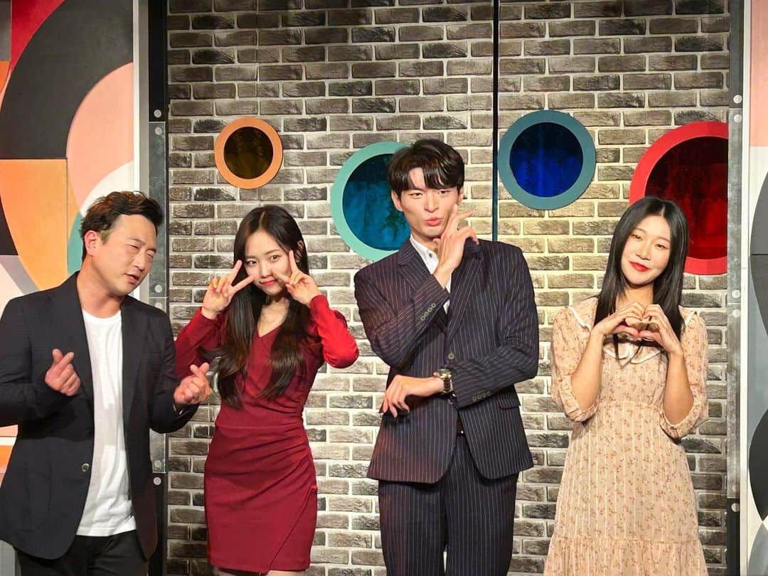 パク・ヘソンさんのインスタグラム写真 - (パク・ヘソンInstagram)「#작업의정석 #한지원 #날개잃은천사  혜화 청년극장에서 작업의정석 22시즌에 참여하고 있습니다! 이번 달 스케줄은 27일 31일 이틀만 남기고 있는데요 내년 4월 즈음까지 계속 할 예정이니 천천히 시간 나실 때 보러 오셔요 🫶 내년 스케줄이 올라오면 천천히 업로드 및 스토리 업로드로 알려드리겠습니다 혹여나 보러 오시는 분들 계신다면 끝나고 인사하고 가요..🩵 댓글로 알려주시면 끝나고 바로 1층으로 달려갈게요🩵🙈🩵」12月18日 20時33分 - hyesunee