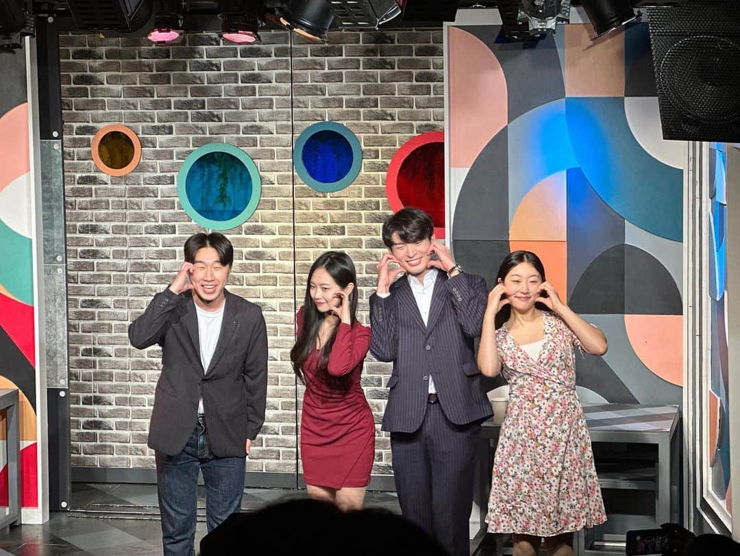 パク・ヘソンさんのインスタグラム写真 - (パク・ヘソンInstagram)「#작업의정석 #한지원 #날개잃은천사  혜화 청년극장에서 작업의정석 22시즌에 참여하고 있습니다! 이번 달 스케줄은 27일 31일 이틀만 남기고 있는데요 내년 4월 즈음까지 계속 할 예정이니 천천히 시간 나실 때 보러 오셔요 🫶 내년 스케줄이 올라오면 천천히 업로드 및 스토리 업로드로 알려드리겠습니다 혹여나 보러 오시는 분들 계신다면 끝나고 인사하고 가요..🩵 댓글로 알려주시면 끝나고 바로 1층으로 달려갈게요🩵🙈🩵」12月18日 20時33分 - hyesunee