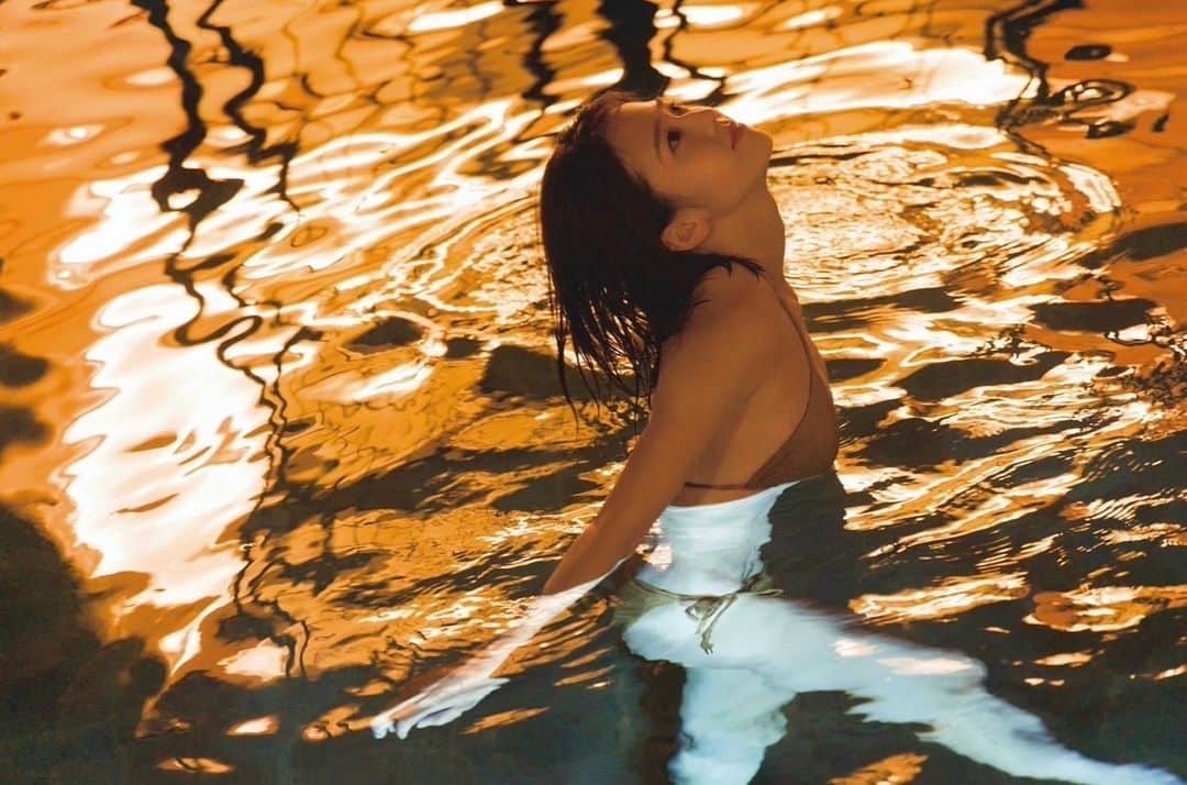 川口葵のインスタグラム：「. 初めてこの写真を見た時、水面に反射した光がこんなにも綺麗に収められていて感動しました🌙🪔✨  #あおいのすがお。」