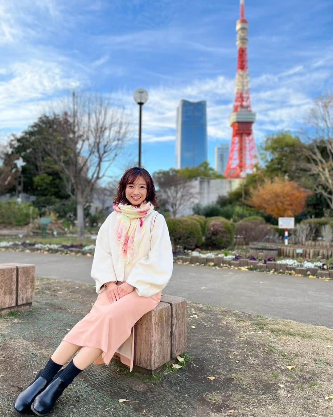 佐藤彩さんのインスタグラム写真 - (佐藤彩Instagram)「東京タワーって 見かけたらワクワクしちゃう🤭 完全なる道民です笑  . そんな東京タワーをバックに モデル経験もある大堀結衣ちゃんから アドバイスをもらいつつ撮ってもらった写真📷  . 私の短い足を必死に伸ばし！笑 危うく足が攣りそうになりましたが😂  綺麗に見える写真を撮ってもらいました🤭 やったー！！  #東京観光 #東京タワー #芝公園 #芝公園からの東京タワー #晩秋の風景  #12月なのに #イチョウ #紅葉綺麗 #北海道は真っ白 #いつもより #足長く見える #結衣ちゃんありがとう #また来年も会いましょう」12月18日 20時43分 - hbc_ayasato